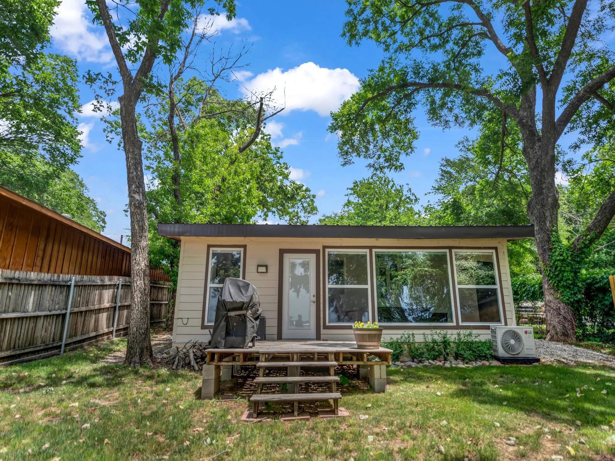 Single Family Residence For Sale in Parker County , 1011 E Lake Drive, Weatherford, Texas 76087, 2 Bedroom, 1 Bathroom, Garage spaces, 820 Sqft, built in 2011, mls#21274359, Real Estate Agent in Weatherford, Homes For Sale in Parker county, Homes For Sale in Weatherford, Realtor in Weatherford Texas, Real Estate Brokerage Independent Realty Texas, Luminita Cordes Realtor