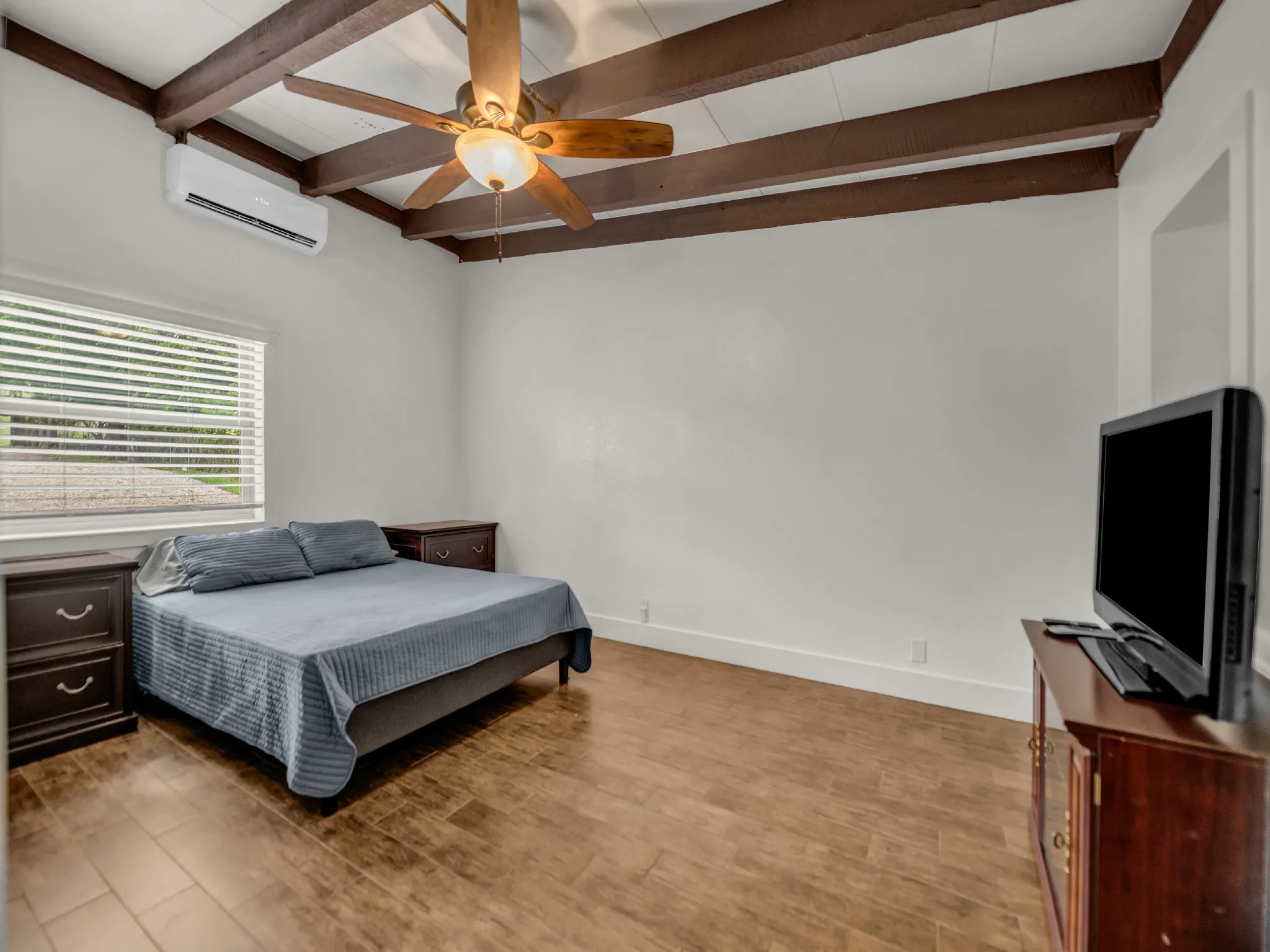 Single Family Residence For Sale in Parker County , 1011 E Lake Drive, Weatherford, Texas 76087, 2 Bedroom, 1 Bathroom, Garage spaces, 820 Sqft, built in 2011, mls#21274359, Real Estate Agent in Weatherford, Homes For Sale in Parker county, Homes For Sale in Weatherford, Realtor in Weatherford Texas, Real Estate Brokerage Independent Realty Texas, Luminita Cordes Realtor