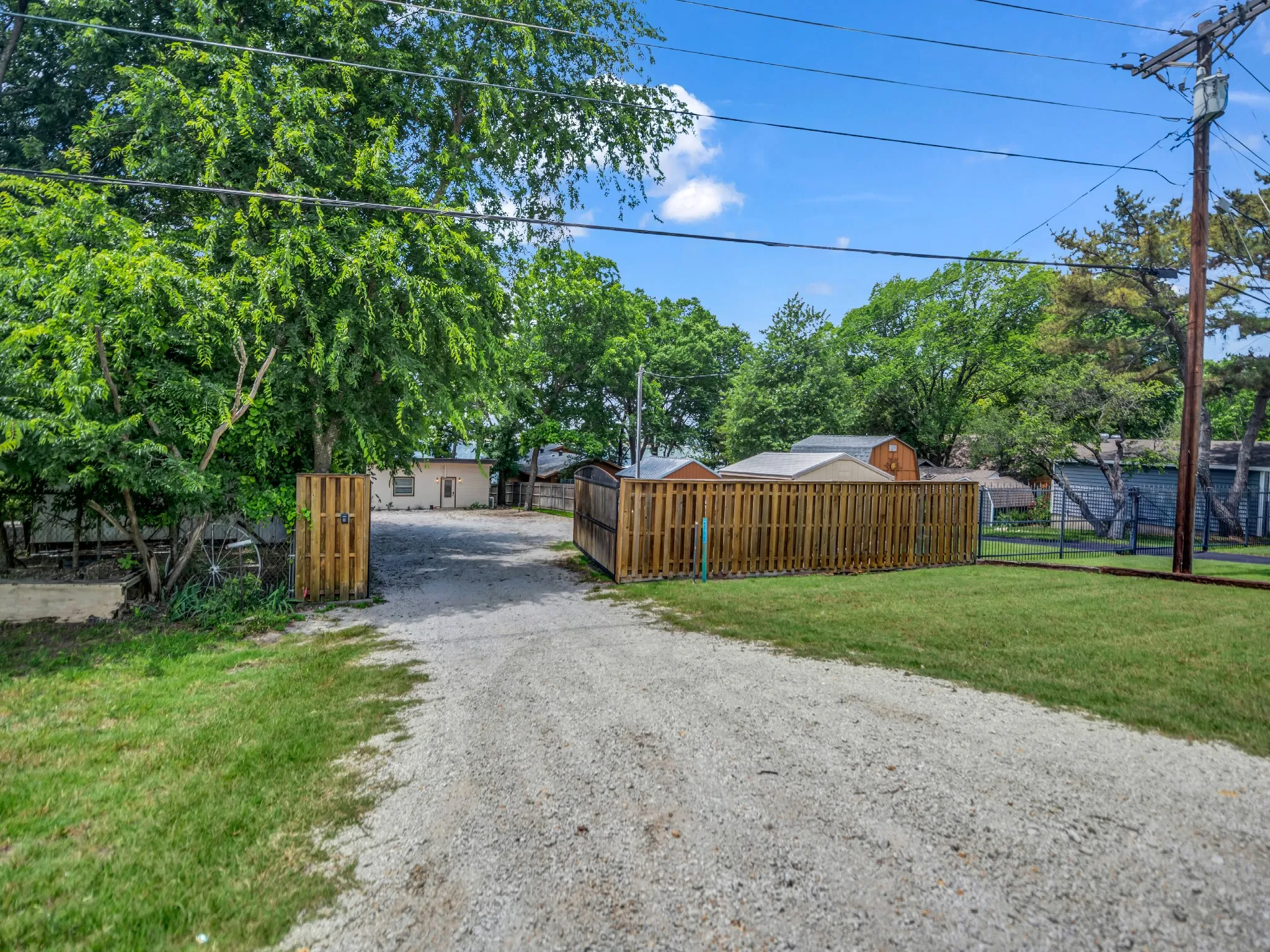 Single Family Residence For Sale in Parker County , 1011 E Lake Drive, Weatherford, Texas 76087, 2 Bedroom, 1 Bathroom, Garage spaces, 820 Sqft, built in 2011, mls#21274359, Real Estate Agent in Weatherford, Homes For Sale in Parker county, Homes For Sale in Weatherford, Realtor in Weatherford Texas, Real Estate Brokerage Independent Realty Texas, Luminita Cordes Realtor