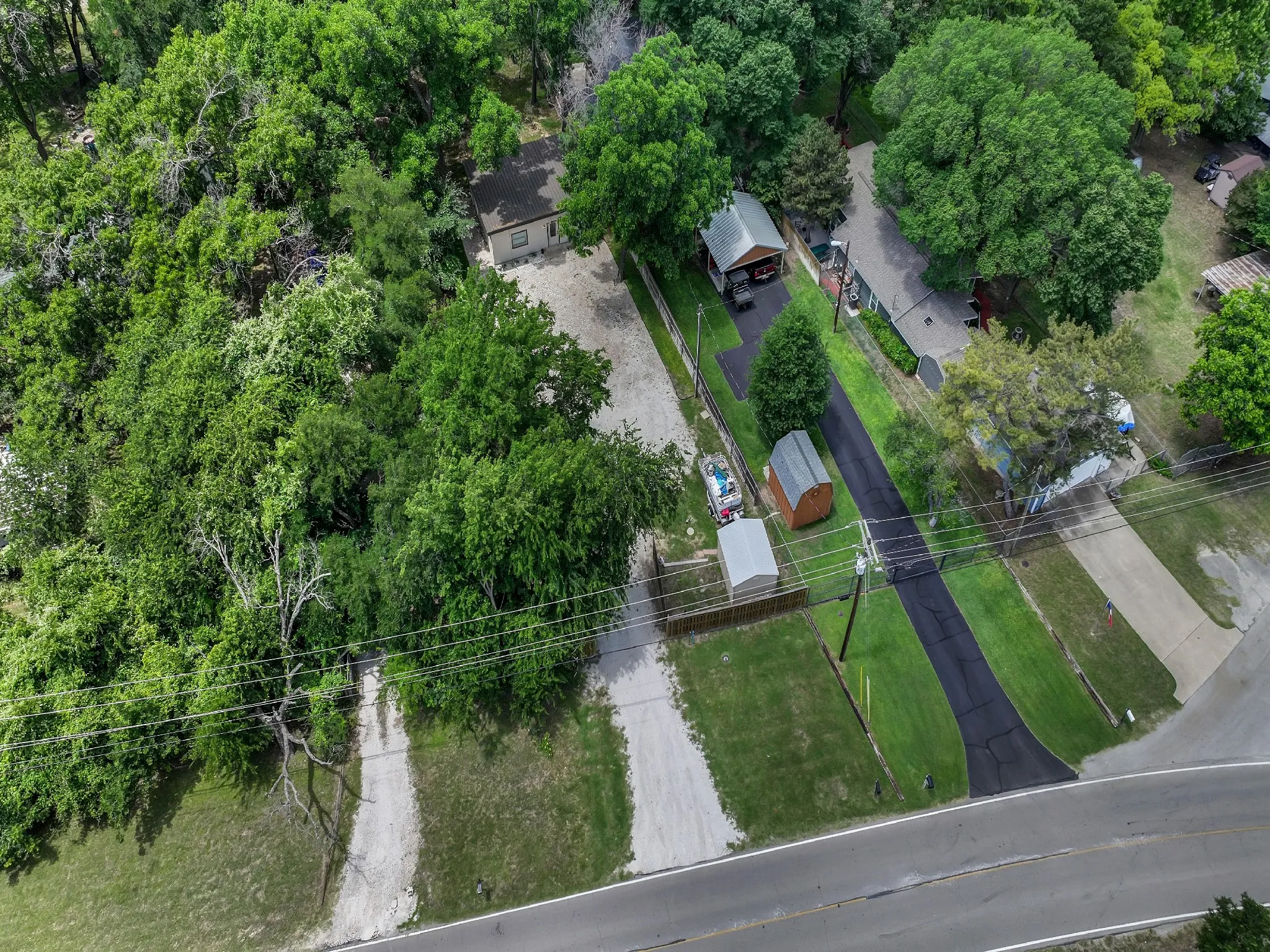 Single Family Residence For Sale in Parker County , 1011 E Lake Drive, Weatherford, Texas 76087, 2 Bedroom, 1 Bathroom, Garage spaces, 820 Sqft, built in 2011, mls#21274359, Real Estate Agent in Weatherford, Homes For Sale in Parker county, Homes For Sale in Weatherford, Realtor in Weatherford Texas, Real Estate Brokerage Independent Realty Texas, Luminita Cordes Realtor