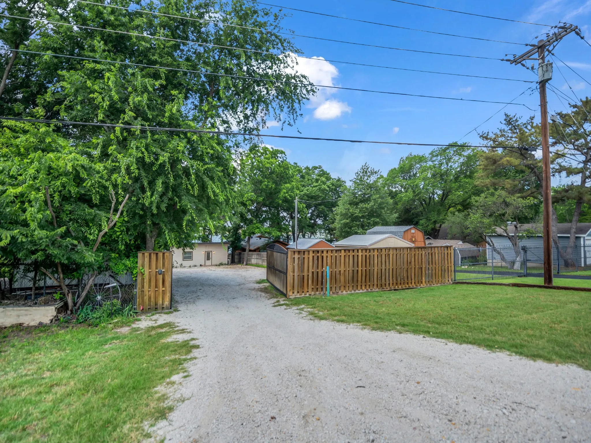 Single Family Residence For Sale in Parker County , 1011 E Lake Drive, Weatherford, Texas 76087, 2 Bedroom, 1 Bathroom, Garage spaces, 820 Sqft, built in 2011, mls#21274359, Real Estate Agent in Weatherford, Homes For Sale in Parker county, Homes For Sale in Weatherford, Realtor in Weatherford Texas, Real Estate Brokerage Independent Realty Texas, Luminita Cordes Realtor