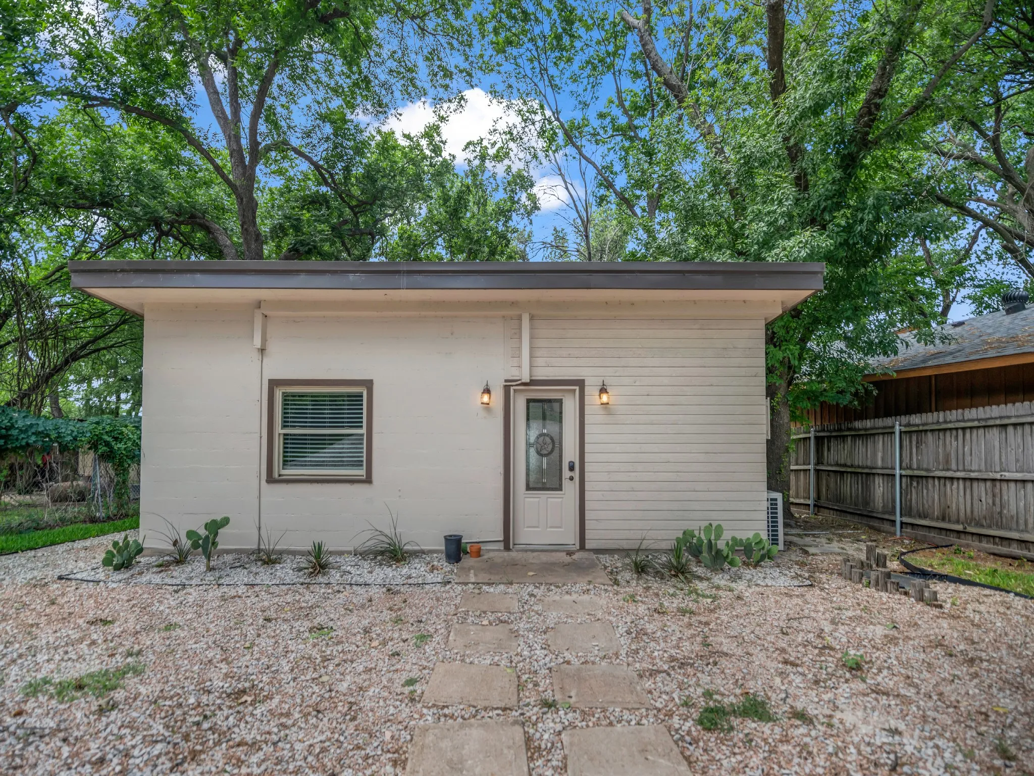 Single Family Residence For Sale in Parker County , 1011 E Lake Drive, Weatherford, Texas 76087, 2 Bedroom, 1 Bathroom, Garage spaces, 820 Sqft, built in 2011, mls#21274359, Real Estate Agent in Weatherford, Homes For Sale in Parker county, Homes For Sale in Weatherford, Realtor in Weatherford Texas, Real Estate Brokerage Independent Realty Texas, Luminita Cordes Realtor