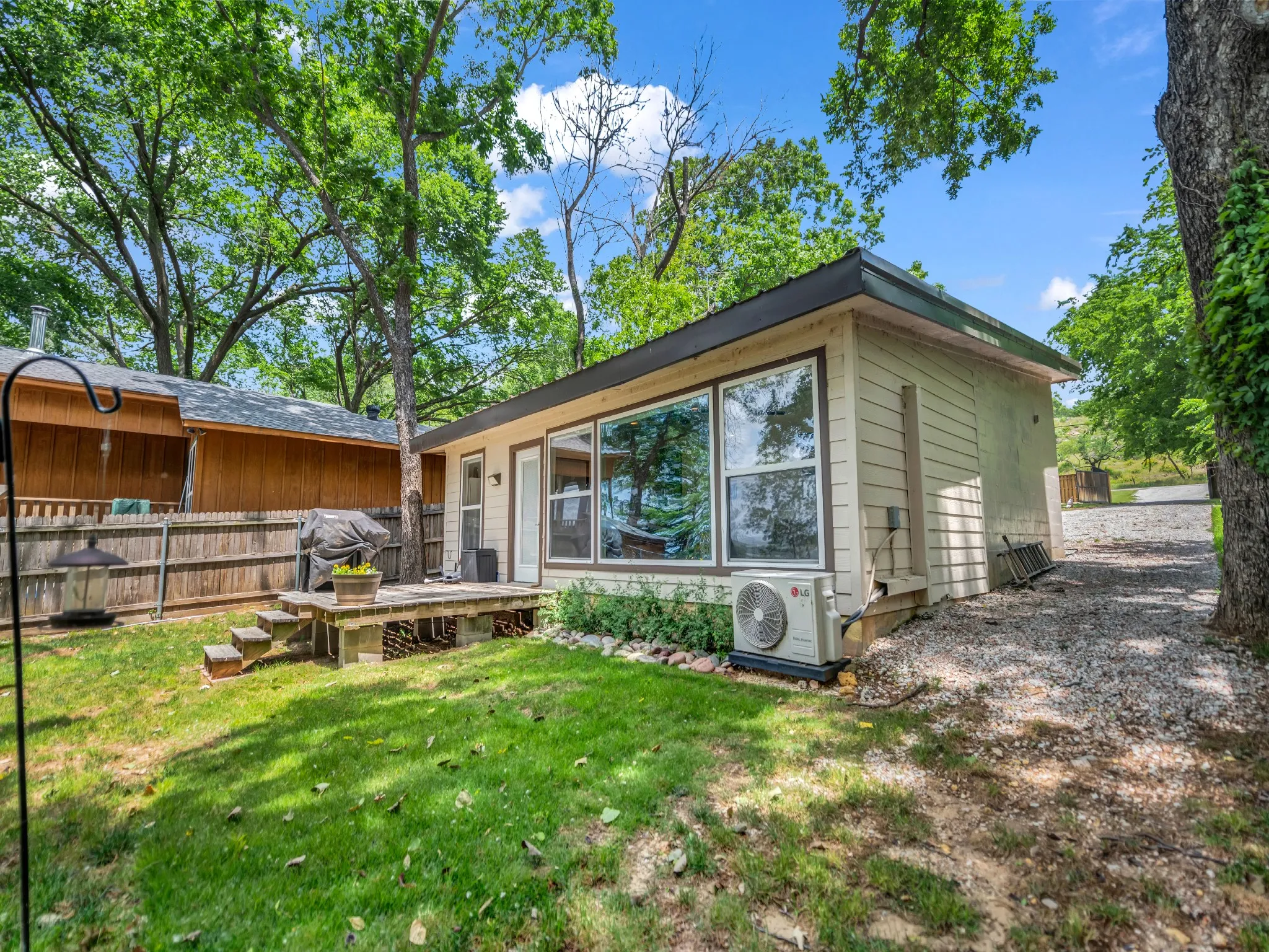 Single Family Residence For Sale in Parker County , 1011 E Lake Drive, Weatherford, Texas 76087, 2 Bedroom, 1 Bathroom, Garage spaces, 820 Sqft, built in 2011, mls#21274359, Real Estate Agent in Weatherford, Homes For Sale in Parker county, Homes For Sale in Weatherford, Realtor in Weatherford Texas, Real Estate Brokerage Independent Realty Texas, Luminita Cordes Realtor