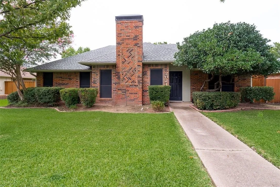 Single Family Residence For Rent in Denton County , 2021 Espinosa Drive, Carrollton, Texas 75010, 3 Bedroom, 2 Bathroom, Garage spaces, 1,450 Sqft, built in 1985, mls#21277261, Real Estate Agent in Carrollton, Homes For Rent in Denton county, Homes For Rent in Carrollton, Realtor in Carrollton Texas, Real Estate Brokerage Independent Realty Texas, Luminita Cordes Realtor