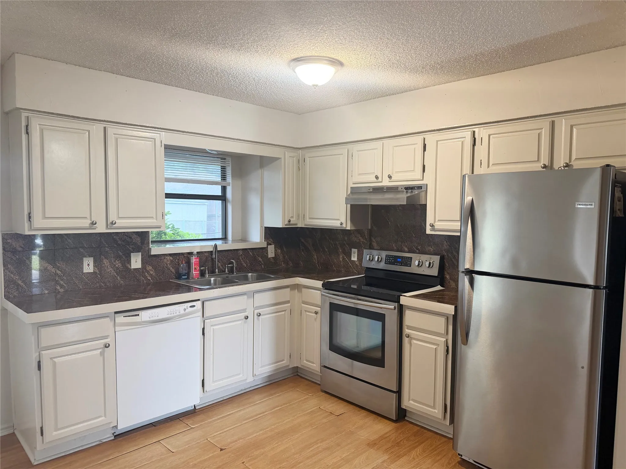Single Family Residence For Rent in Denton County , 2021 Espinosa Drive, Carrollton, Texas 75010, 3 Bedroom, 2 Bathroom, Garage spaces, 1,450 Sqft, built in 1985, mls#21277261, Real Estate Agent in Carrollton, Homes For Rent in Denton county, Homes For Rent in Carrollton, Realtor in Carrollton Texas, Real Estate Brokerage Independent Realty Texas, Luminita Cordes Realtor