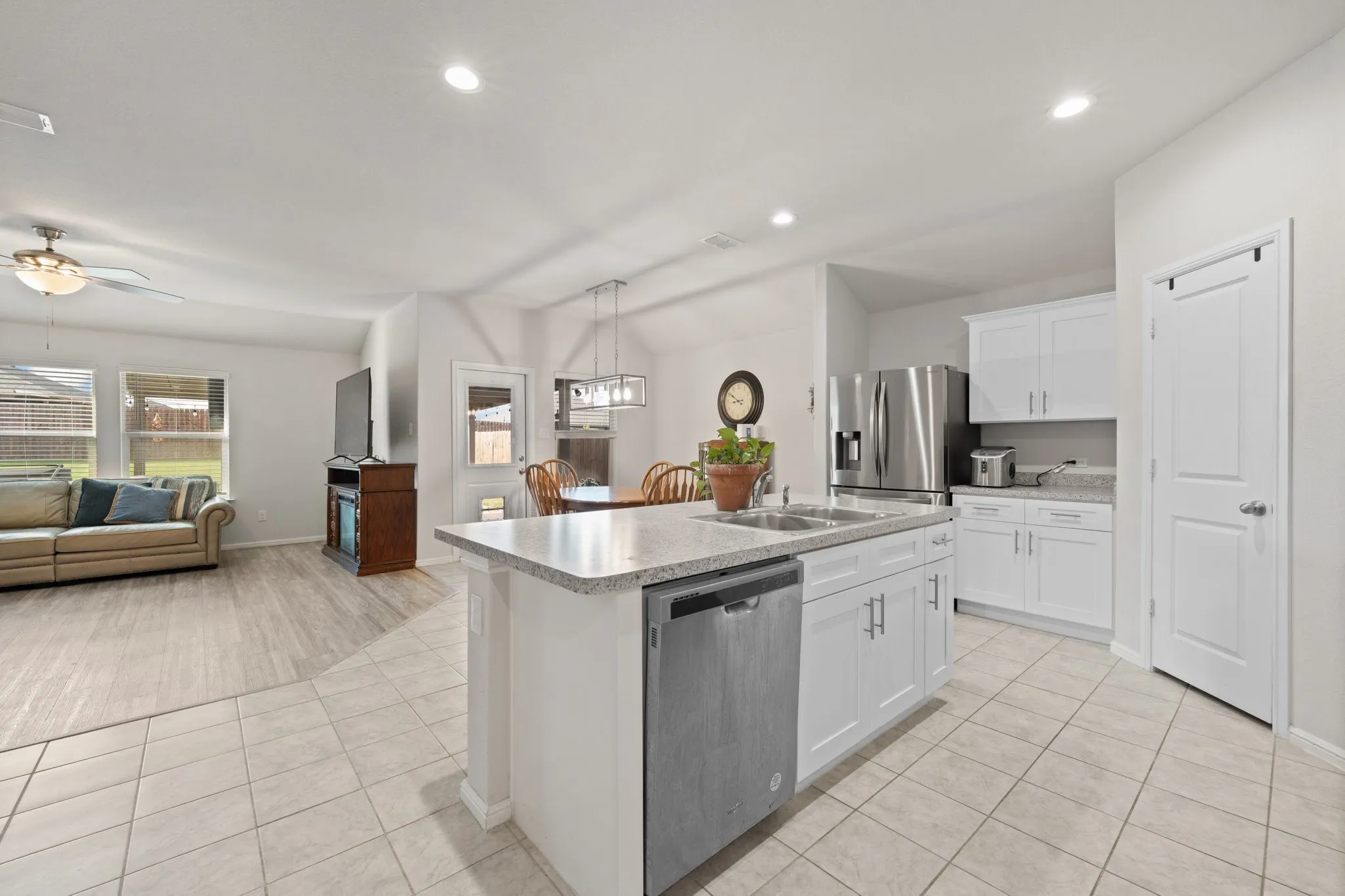 Single Family Residence For Sale in Johnson County , 806 Peighton Court, Cleburne, Texas 76033, 4 Bedroom, 2 Bathroom, 2 Garage spaces, 1,885 Sqft, built in 2022, mls#21270010, Real Estate Agent in Cleburne, Homes For Sale in Johnson county, Homes For Sale in Cleburne, Realtor in Cleburne Texas, Real Estate Brokerage Independent Realty Texas, Luminita Cordes Realtor