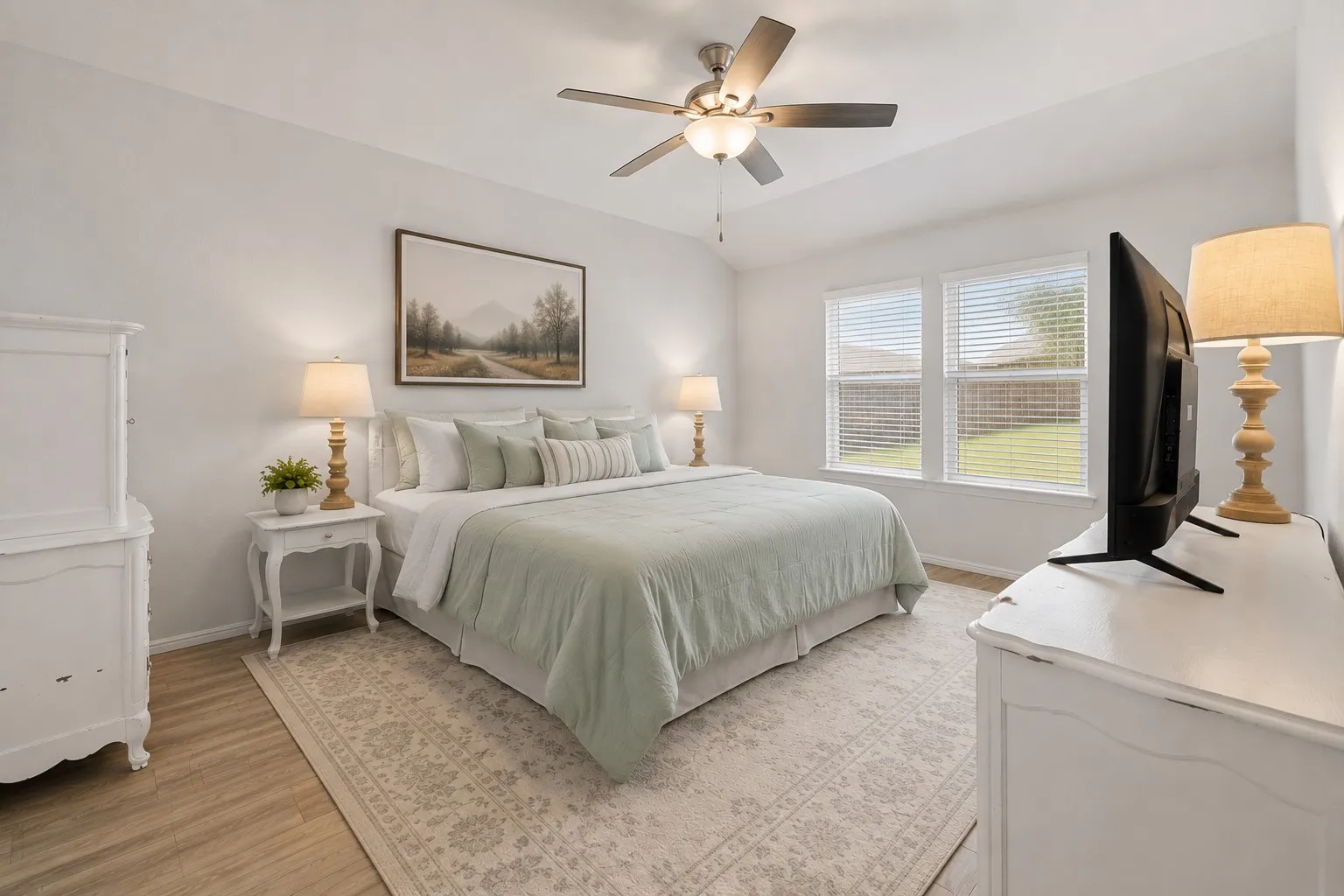 Primary suite features a large en-suite bathroom.