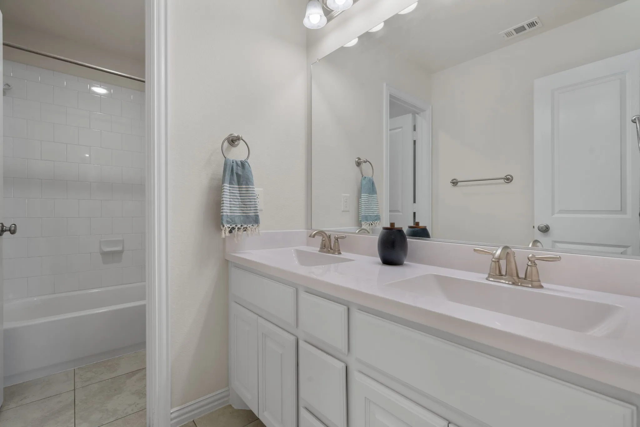 Single Family Residence For Sale in Denton County , 1413 10th Street, Argyle, Texas 76226, 4 Bedroom, 3 Bathroom, 3 Garage spaces, 3,459 Sqft, built in 2017, mls#21277441, Real Estate Agent in Argyle, Homes For Sale in Denton county, Homes For Sale in Argyle, Realtor in Argyle Texas, Real Estate Brokerage Independent Realty Texas, Luminita Cordes Realtor