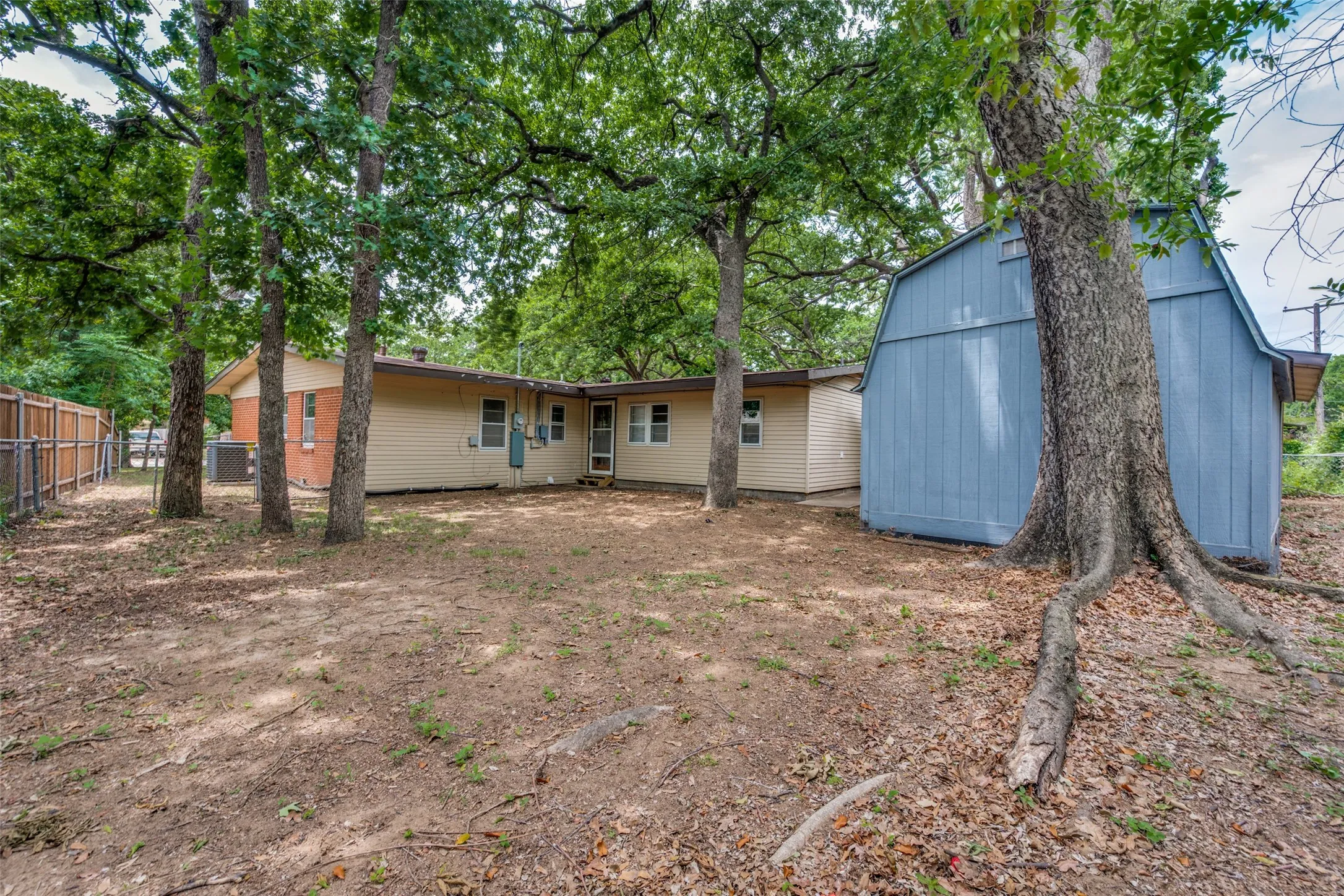 Single Family Residence For Sale in Tarrant County , 1305 W Lavender Lane, Arlington, Texas 76013, 4 Bedrooms, 3 Bathrooms, 1 Garage spaces, 1,895 Sqft, built in 1954, Price $365,000, mls#21276978, Real Estate Agent in Arlington, Homes For Sale in Tarrant county, Homes For Sale in Arlington, Realtor in Arlington Texas, Real Estate Brokerage Independent Realty Texas, Luminita Cordes Realtor
