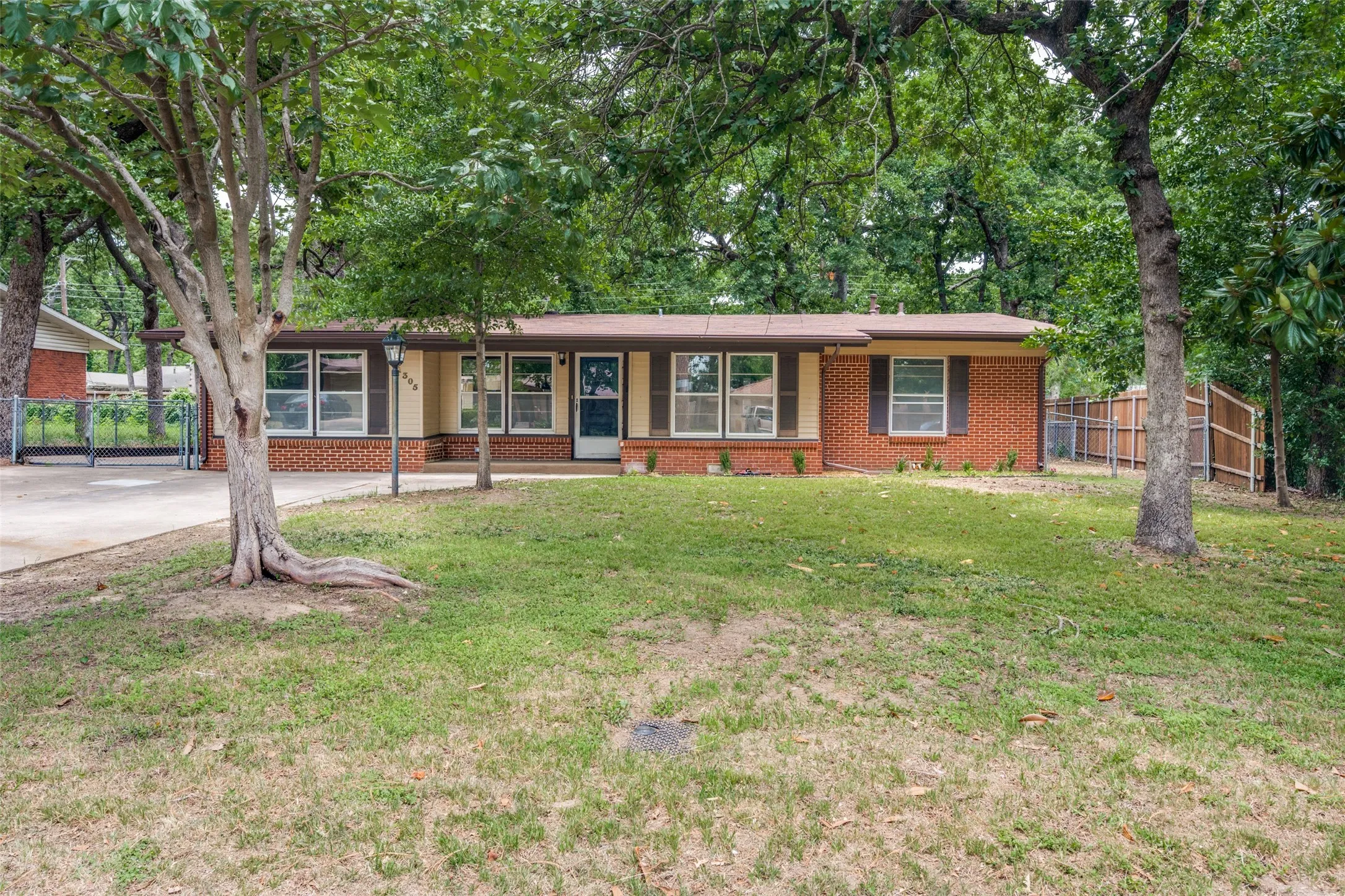 Single Family Residence For Sale in Tarrant County , 1305 W Lavender Lane, Arlington, Texas 76013, 4 Bedrooms, 3 Bathrooms, 1 Garage spaces, 1,895 Sqft, built in 1954, Price $365,000, mls#21276978, Real Estate Agent in Arlington, Homes For Sale in Tarrant county, Homes For Sale in Arlington, Realtor in Arlington Texas, Real Estate Brokerage Independent Realty Texas, Luminita Cordes Realtor