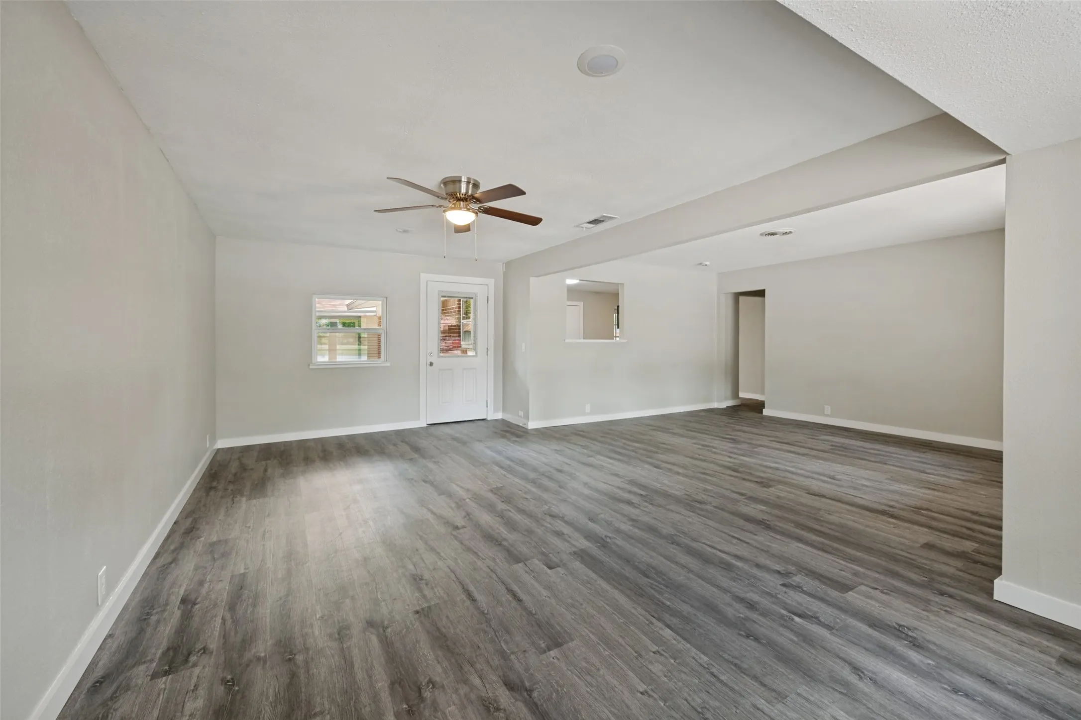 Single Family Residence For Sale in Tarrant County , 1305 W Lavender Lane, Arlington, Texas 76013, 4 Bedrooms, 3 Bathrooms, 1 Garage spaces, 1,895 Sqft, built in 1954, Price $365,000, mls#21276978, Real Estate Agent in Arlington, Homes For Sale in Tarrant county, Homes For Sale in Arlington, Realtor in Arlington Texas, Real Estate Brokerage Independent Realty Texas, Luminita Cordes Realtor