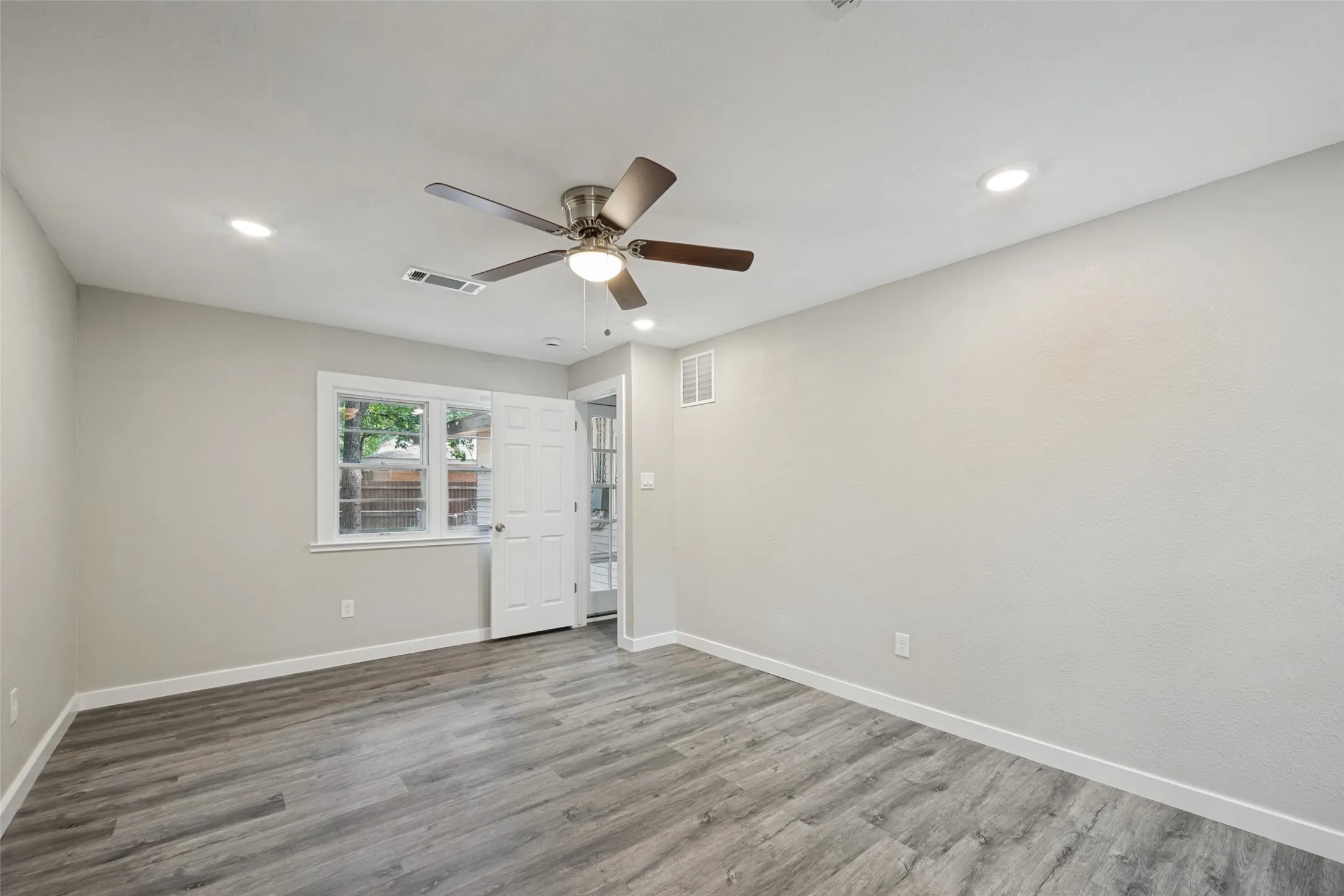 Single Family Residence For Sale in Tarrant County , 1305 W Lavender Lane, Arlington, Texas 76013, 4 Bedrooms, 3 Bathrooms, 1 Garage spaces, 1,895 Sqft, built in 1954, Price $365,000, mls#21276978, Real Estate Agent in Arlington, Homes For Sale in Tarrant county, Homes For Sale in Arlington, Realtor in Arlington Texas, Real Estate Brokerage Independent Realty Texas, Luminita Cordes Realtor