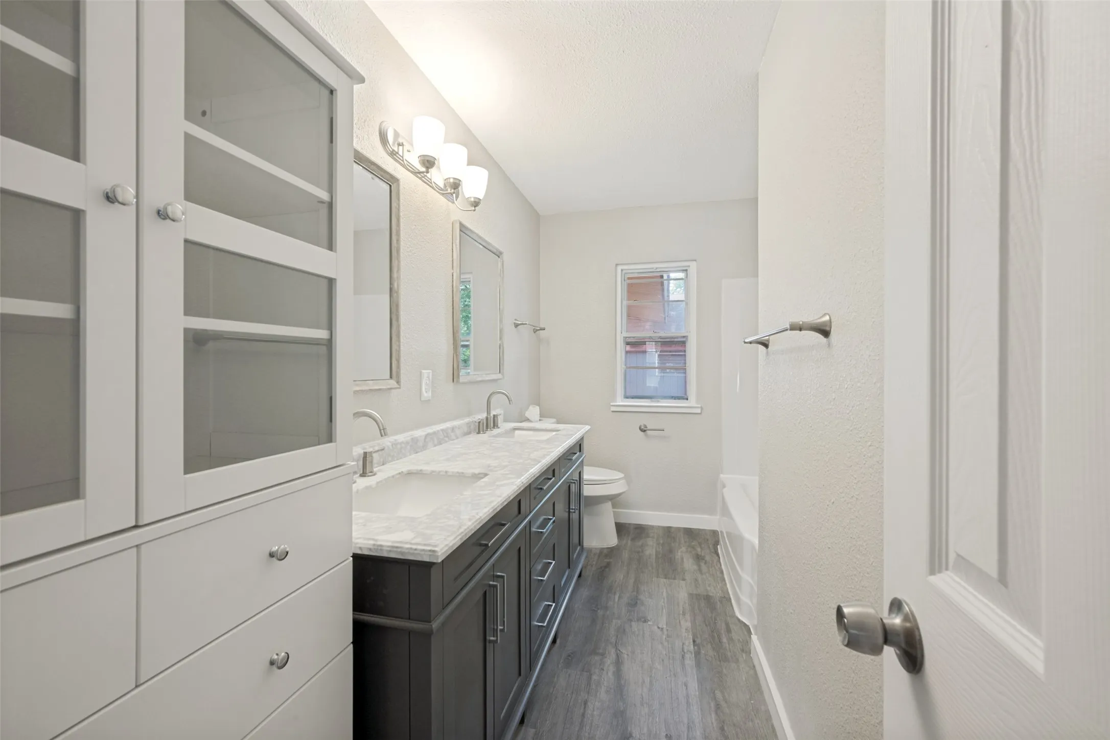 Single Family Residence For Sale in Tarrant County , 1305 W Lavender Lane, Arlington, Texas 76013, 4 Bedrooms, 3 Bathrooms, 1 Garage spaces, 1,895 Sqft, built in 1954, Price $365,000, mls#21276978, Real Estate Agent in Arlington, Homes For Sale in Tarrant county, Homes For Sale in Arlington, Realtor in Arlington Texas, Real Estate Brokerage Independent Realty Texas, Luminita Cordes Realtor