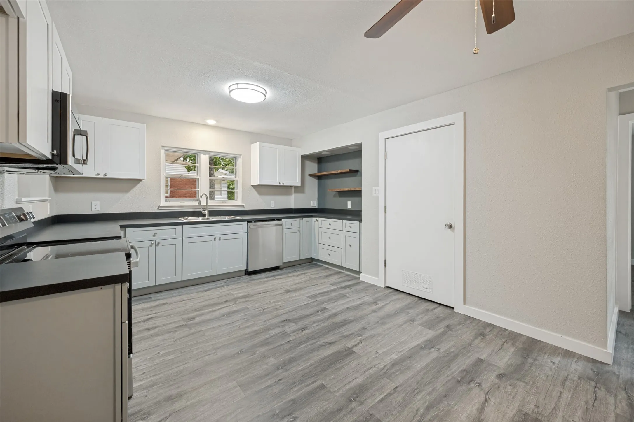 Single Family Residence For Sale in Tarrant County , 1305 W Lavender Lane, Arlington, Texas 76013, 4 Bedrooms, 3 Bathrooms, 1 Garage spaces, 1,895 Sqft, built in 1954, Price $365,000, mls#21276978, Real Estate Agent in Arlington, Homes For Sale in Tarrant county, Homes For Sale in Arlington, Realtor in Arlington Texas, Real Estate Brokerage Independent Realty Texas, Luminita Cordes Realtor