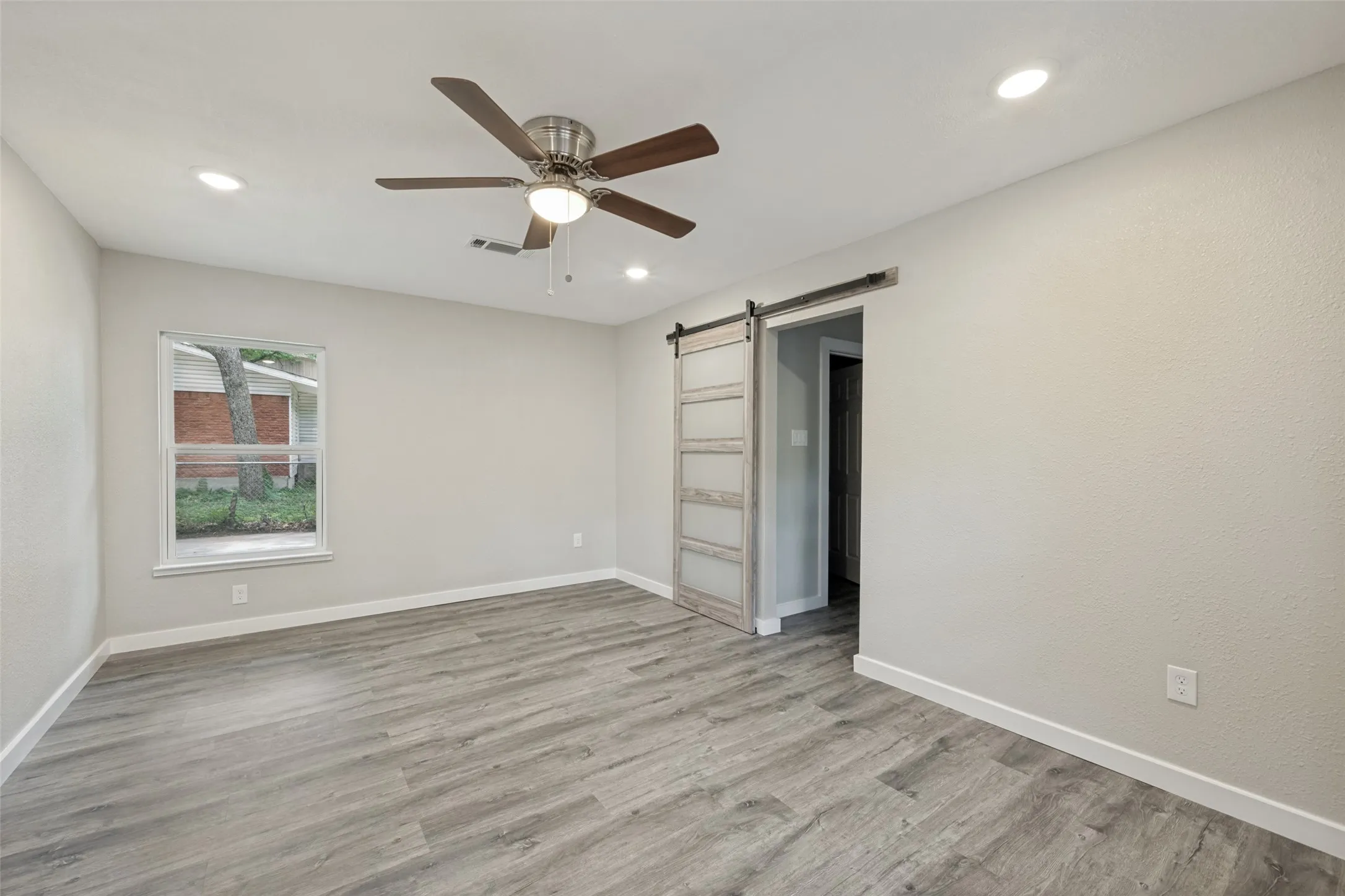 Single Family Residence For Sale in Tarrant County , 1305 W Lavender Lane, Arlington, Texas 76013, 4 Bedrooms, 3 Bathrooms, 1 Garage spaces, 1,895 Sqft, built in 1954, Price $365,000, mls#21276978, Real Estate Agent in Arlington, Homes For Sale in Tarrant county, Homes For Sale in Arlington, Realtor in Arlington Texas, Real Estate Brokerage Independent Realty Texas, Luminita Cordes Realtor