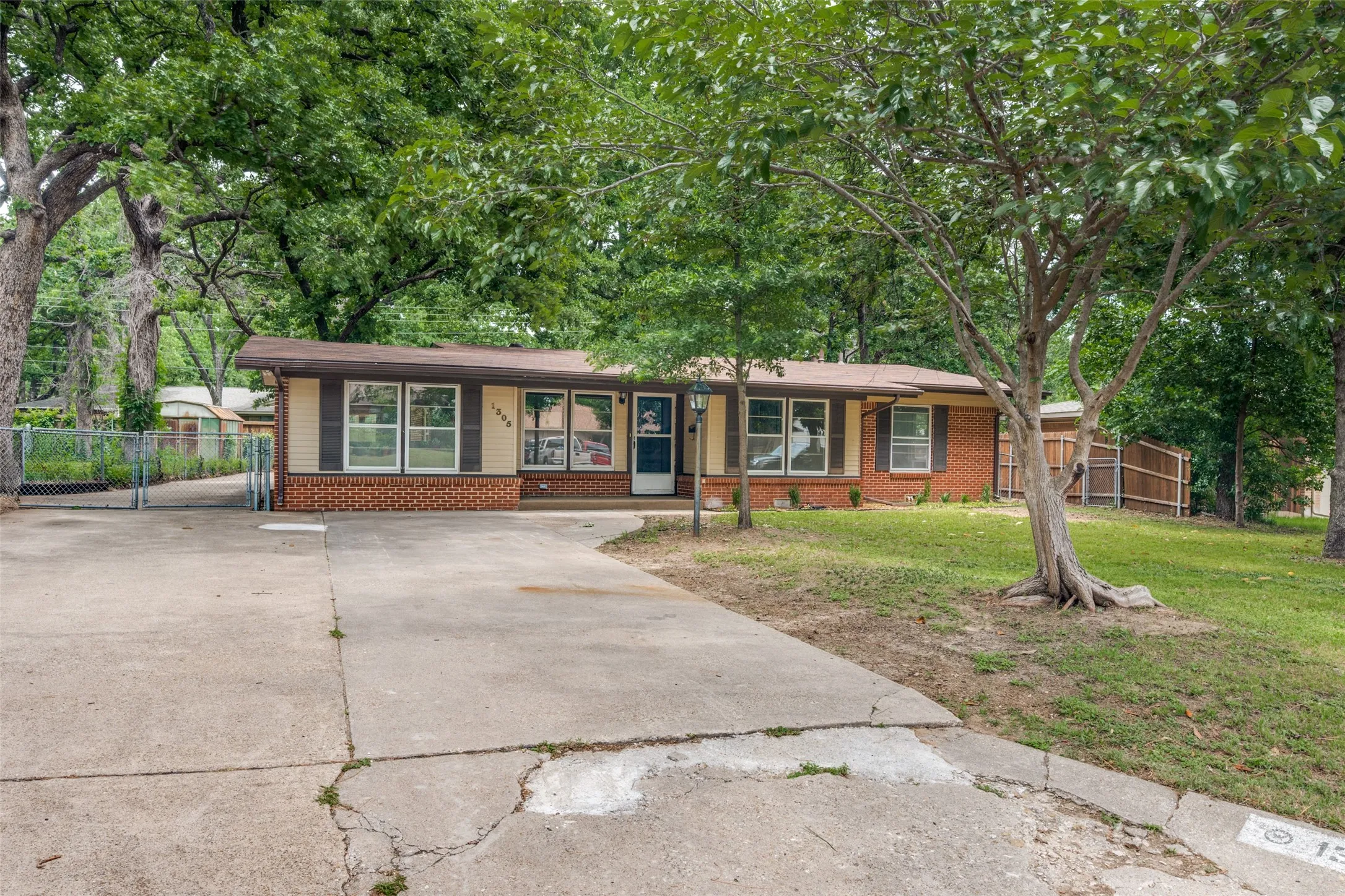 Single Family Residence For Sale in Tarrant County , 1305 W Lavender Lane, Arlington, Texas 76013, 4 Bedrooms, 3 Bathrooms, 1 Garage spaces, 1,895 Sqft, built in 1954, Price $365,000, mls#21276978, Real Estate Agent in Arlington, Homes For Sale in Tarrant county, Homes For Sale in Arlington, Realtor in Arlington Texas, Real Estate Brokerage Independent Realty Texas, Luminita Cordes Realtor