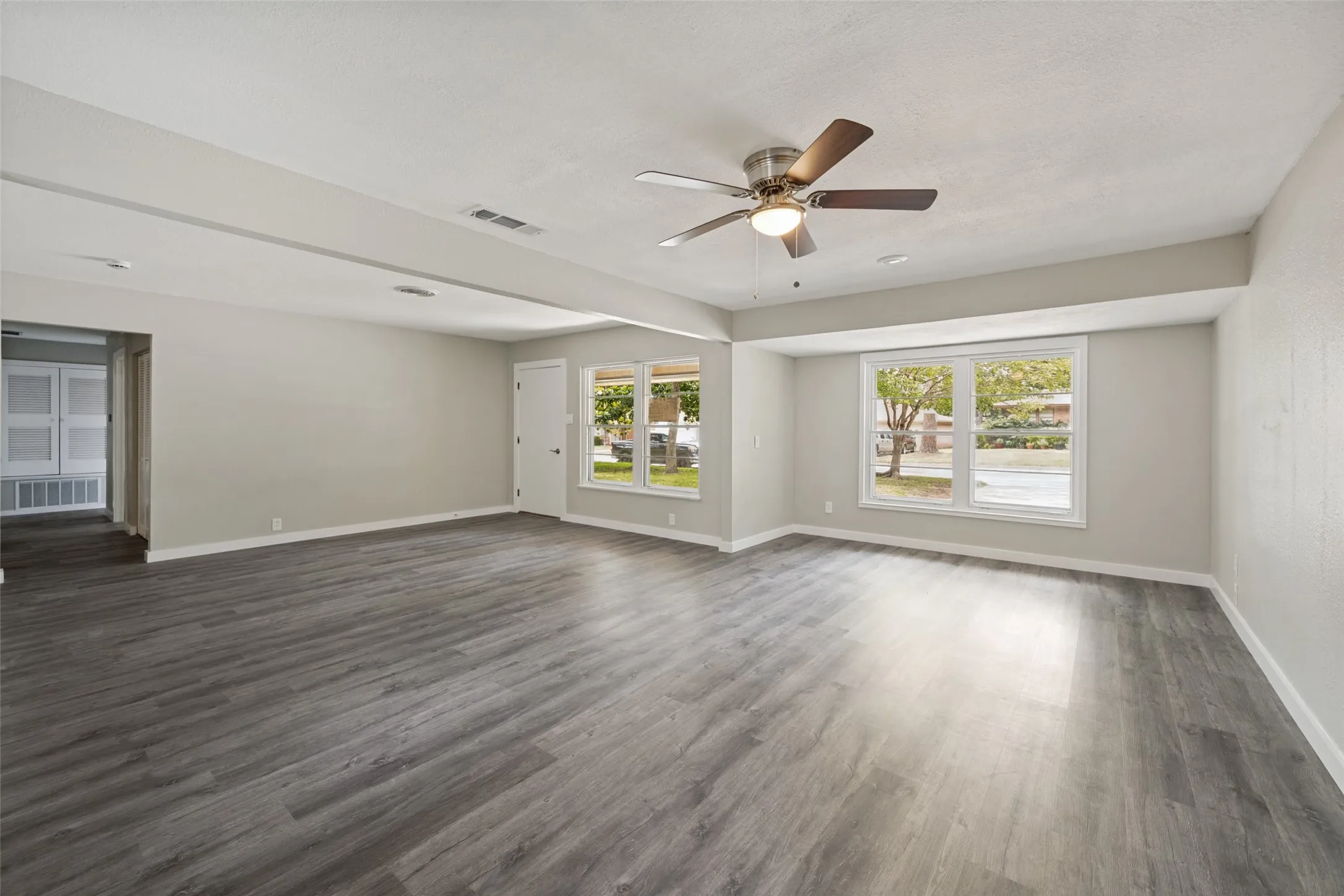 Single Family Residence For Sale in Tarrant County , 1305 W Lavender Lane, Arlington, Texas 76013, 4 Bedrooms, 3 Bathrooms, 1 Garage spaces, 1,895 Sqft, built in 1954, Price $365,000, mls#21276978, Real Estate Agent in Arlington, Homes For Sale in Tarrant county, Homes For Sale in Arlington, Realtor in Arlington Texas, Real Estate Brokerage Independent Realty Texas, Luminita Cordes Realtor