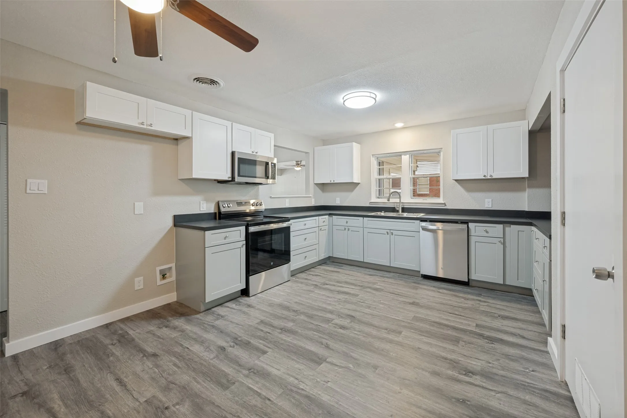 Single Family Residence For Sale in Tarrant County , 1305 W Lavender Lane, Arlington, Texas 76013, 4 Bedrooms, 3 Bathrooms, 1 Garage spaces, 1,895 Sqft, built in 1954, Price $365,000, mls#21276978, Real Estate Agent in Arlington, Homes For Sale in Tarrant county, Homes For Sale in Arlington, Realtor in Arlington Texas, Real Estate Brokerage Independent Realty Texas, Luminita Cordes Realtor