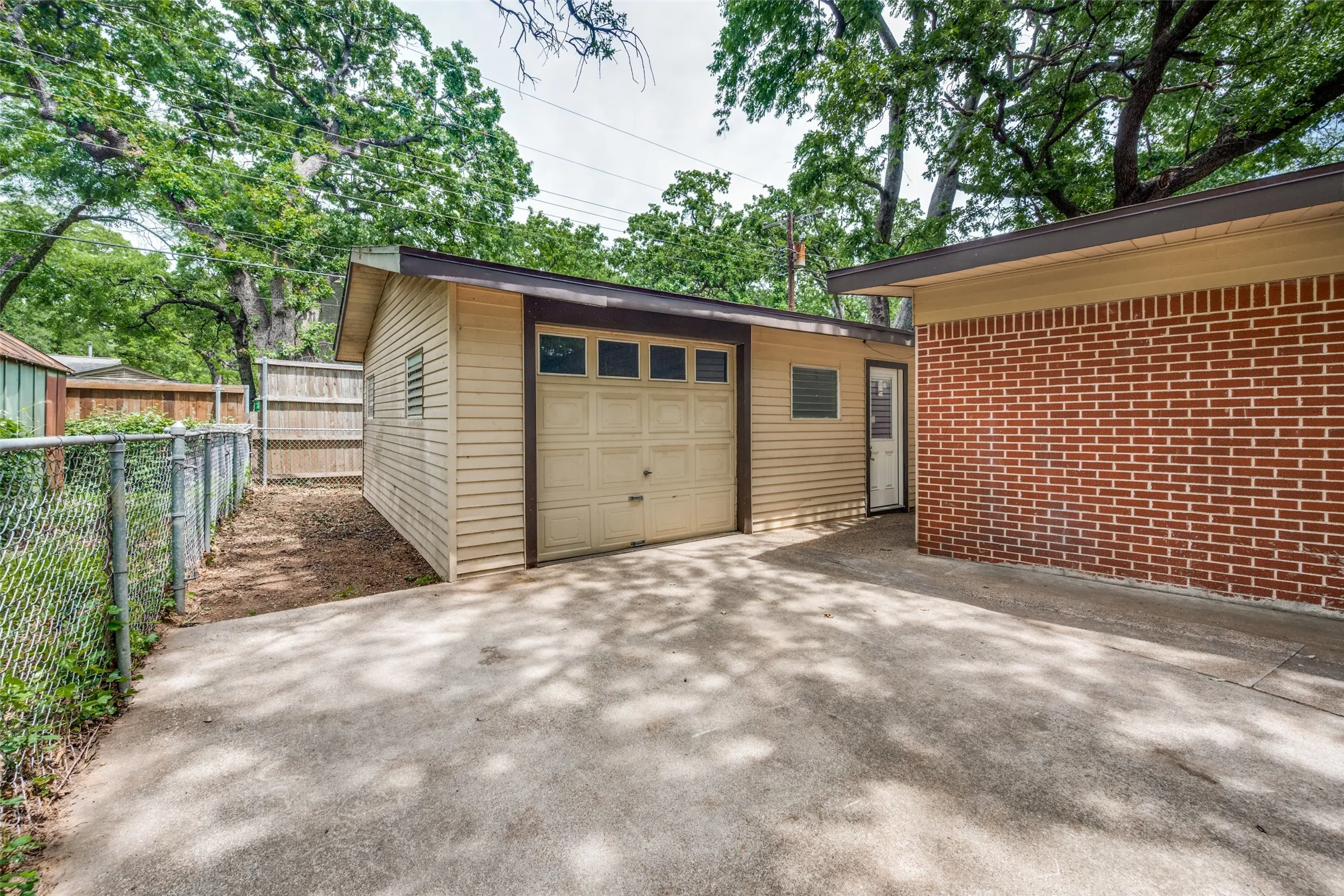 Single Family Residence For Sale in Tarrant County , 1305 W Lavender Lane, Arlington, Texas 76013, 4 Bedrooms, 3 Bathrooms, 1 Garage spaces, 1,895 Sqft, built in 1954, Price $365,000, mls#21276978, Real Estate Agent in Arlington, Homes For Sale in Tarrant county, Homes For Sale in Arlington, Realtor in Arlington Texas, Real Estate Brokerage Independent Realty Texas, Luminita Cordes Realtor