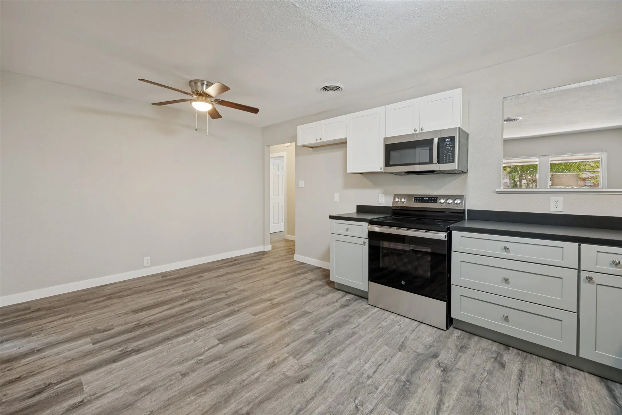 Single Family Residence For Sale in Tarrant County , 1305 W Lavender Lane, Arlington, Texas 76013, 4 Bedrooms, 3 Bathrooms, 1 Garage spaces, 1,895 Sqft, built in 1954, Price $365,000, mls#21276978, Real Estate Agent in Arlington, Homes For Sale in Tarrant county, Homes For Sale in Arlington, Realtor in Arlington Texas, Real Estate Brokerage Independent Realty Texas, Luminita Cordes Realtor