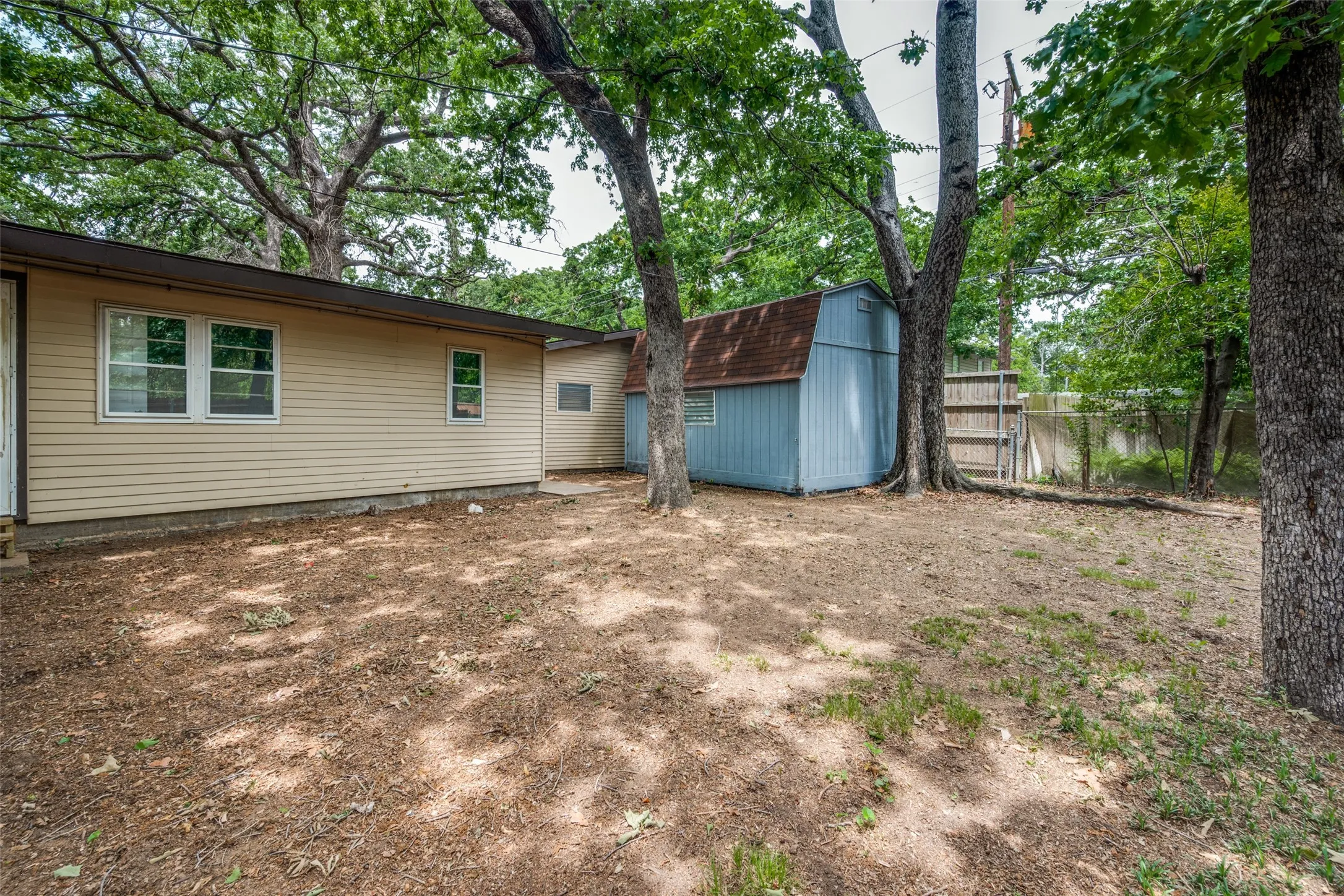 Single Family Residence For Sale in Tarrant County , 1305 W Lavender Lane, Arlington, Texas 76013, 4 Bedrooms, 3 Bathrooms, 1 Garage spaces, 1,895 Sqft, built in 1954, Price $365,000, mls#21276978, Real Estate Agent in Arlington, Homes For Sale in Tarrant county, Homes For Sale in Arlington, Realtor in Arlington Texas, Real Estate Brokerage Independent Realty Texas, Luminita Cordes Realtor