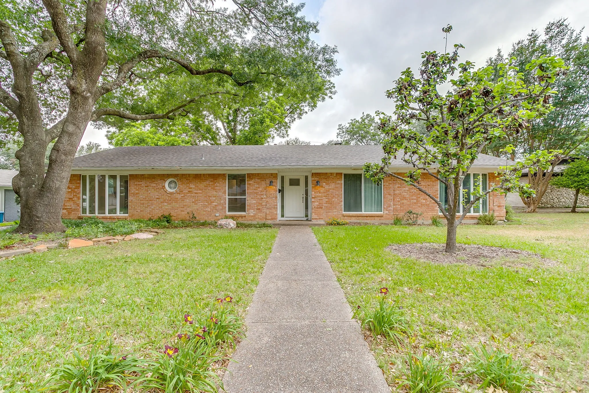 Single Family Residence For Sale in Tarrant County , 4000 Sundown Drive, Benbrook, Texas 76116, 4 Bedroom, 3 Bathroom, 2 Garage spaces, 2,250 Sqft, built in 1966, mls#21272087, Real Estate Agent in Benbrook, Homes For Sale in Tarrant county, Homes For Sale in Benbrook, Realtor in Benbrook Texas, Real Estate Brokerage Independent Realty Texas, Luminita Cordes Realtor