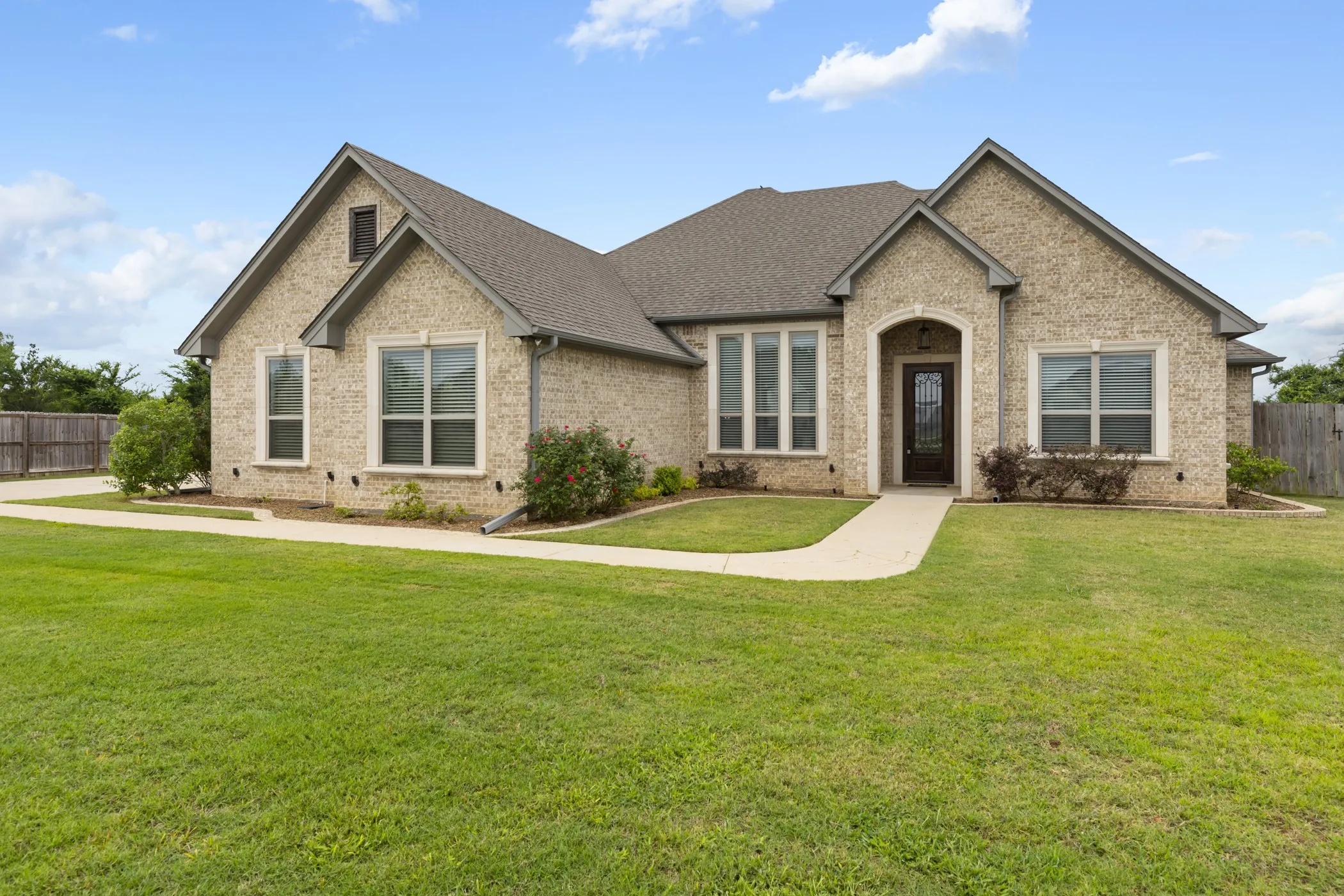 Single Family Residence For Sale in Smith County , 21553 Castle Rock Circle, Bullard, Texas 75758, 4 Bedrooms, 2 Bathrooms, 2 Garage spaces, 2,290 Sqft, built in 2020, Price $525,000, mls#21274933, Real Estate Agent in Bullard, Homes For Sale in Smith county, Homes For Sale in Bullard, Realtor in Bullard Texas, Real Estate Brokerage Independent Realty Texas, Luminita Cordes Realtor