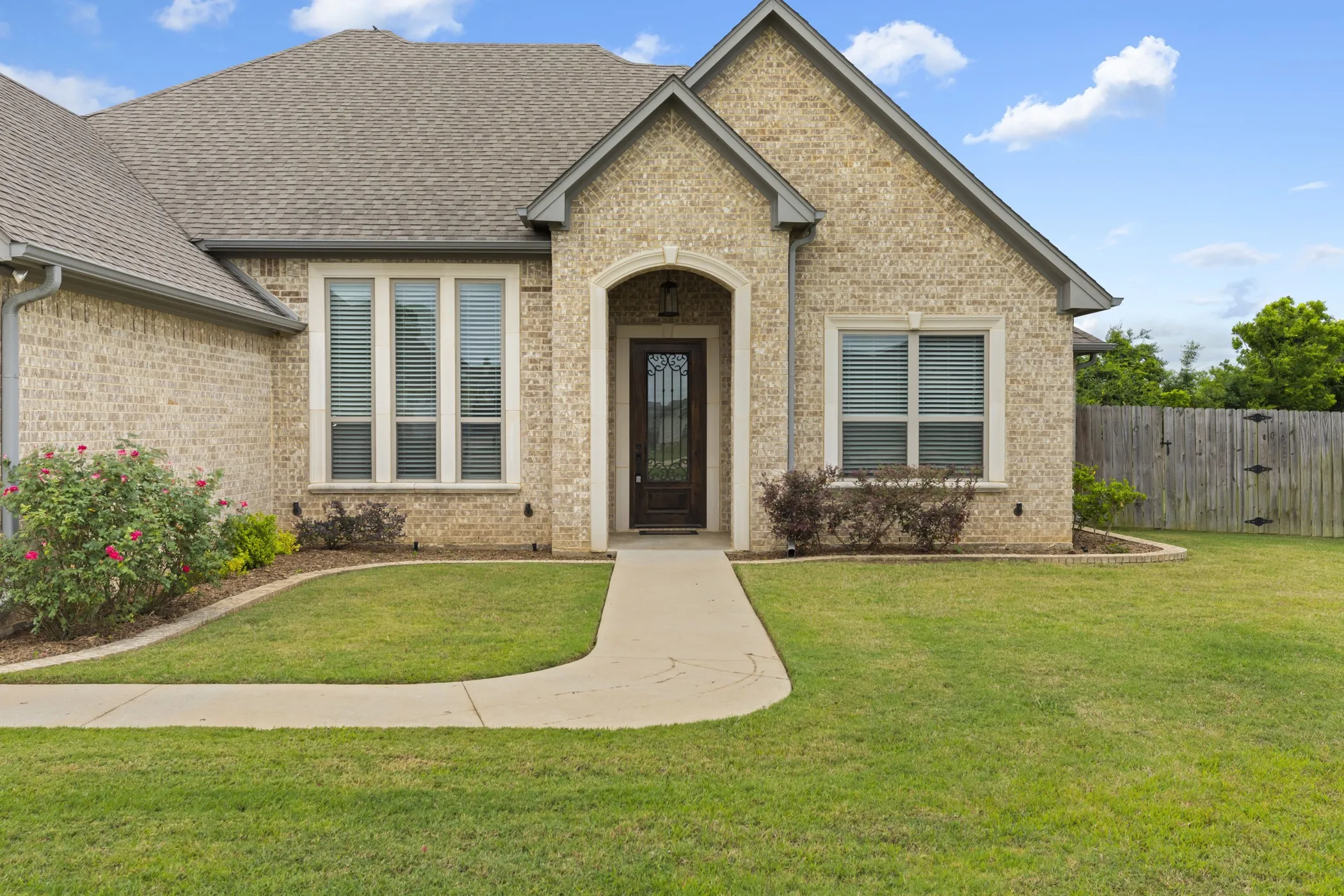 Single Family Residence For Sale in Smith County , 21553 Castle Rock Circle, Bullard, Texas 75758, 4 Bedrooms, 2 Bathrooms, 2 Garage spaces, 2,290 Sqft, built in 2020, Price $525,000, mls#21274933, Real Estate Agent in Bullard, Homes For Sale in Smith county, Homes For Sale in Bullard, Realtor in Bullard Texas, Real Estate Brokerage Independent Realty Texas, Luminita Cordes Realtor