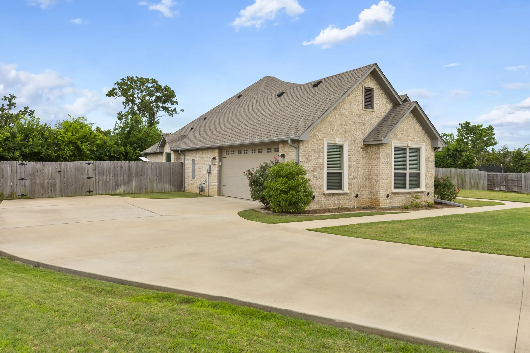 Single Family Residence For Sale in Smith County , 21553 Castle Rock Circle, Bullard, Texas 75758, 4 Bedrooms, 2 Bathrooms, 2 Garage spaces, 2,290 Sqft, built in 2020, Price $525,000, mls#21274933, Real Estate Agent in Bullard, Homes For Sale in Smith county, Homes For Sale in Bullard, Realtor in Bullard Texas, Real Estate Brokerage Independent Realty Texas, Luminita Cordes Realtor