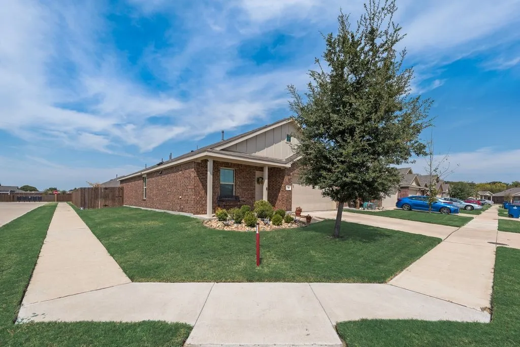 Single Family Residence For Sale in Ellis County , 712 Odlozil Lane, Ennis, Texas 75119, 3 Bedroom, 2 Bathroom, 2 Garage spaces, 1,522 Sqft, built in 2022, mls#21277466, Real Estate Agent in Ennis, Homes For Sale in Ellis county, Homes For Sale in Ennis, Realtor in Ennis Texas, Real Estate Brokerage Independent Realty Texas, Luminita Cordes Realtor