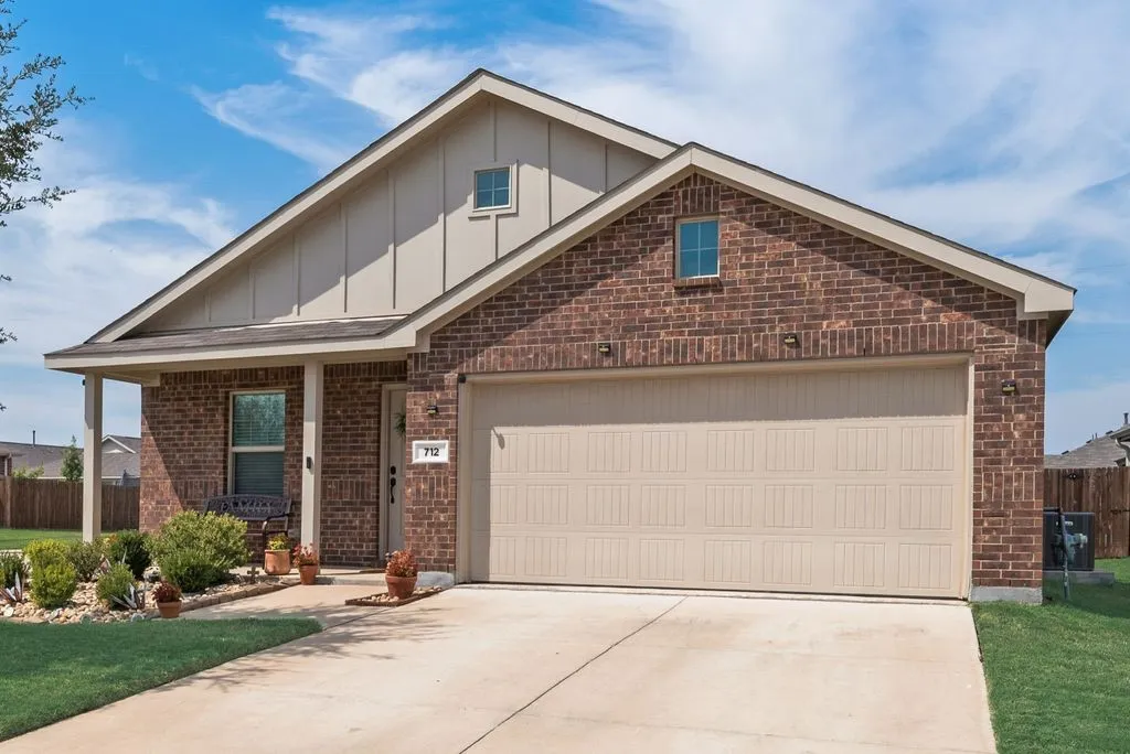 Single Family Residence For Sale in Ellis County , 712 Odlozil Lane, Ennis, Texas 75119, 3 Bedroom, 2 Bathroom, 2 Garage spaces, 1,522 Sqft, built in 2022, mls#21277466, Real Estate Agent in Ennis, Homes For Sale in Ellis county, Homes For Sale in Ennis, Realtor in Ennis Texas, Real Estate Brokerage Independent Realty Texas, Luminita Cordes Realtor