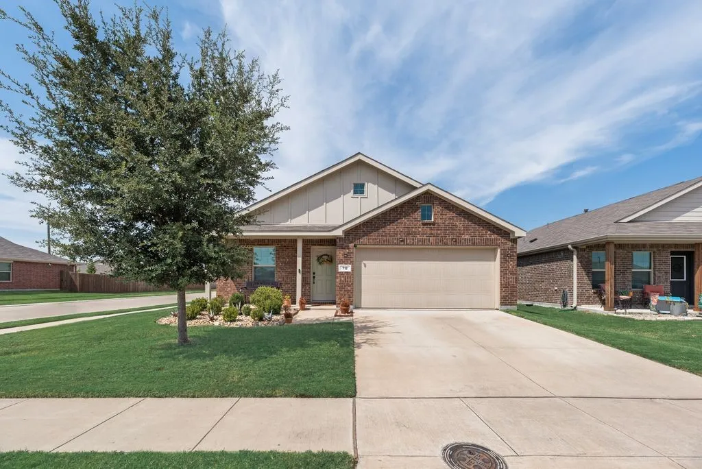 Single Family Residence For Sale in Ellis County , 712 Odlozil Lane, Ennis, Texas 75119, 3 Bedroom, 2 Bathroom, 2 Garage spaces, 1,522 Sqft, built in 2022, mls#21277466, Real Estate Agent in Ennis, Homes For Sale in Ellis county, Homes For Sale in Ennis, Realtor in Ennis Texas, Real Estate Brokerage Independent Realty Texas, Luminita Cordes Realtor