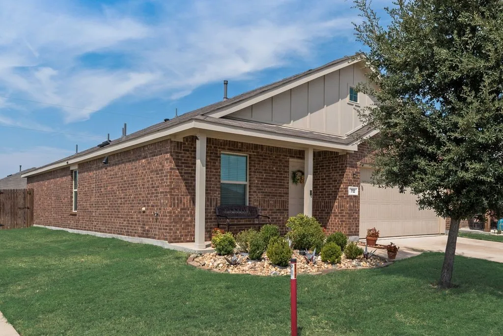 Single Family Residence For Sale in Ellis County , 712 Odlozil Lane, Ennis, Texas 75119, 3 Bedroom, 2 Bathroom, 2 Garage spaces, 1,522 Sqft, built in 2022, mls#21277466, Real Estate Agent in Ennis, Homes For Sale in Ellis county, Homes For Sale in Ennis, Realtor in Ennis Texas, Real Estate Brokerage Independent Realty Texas, Luminita Cordes Realtor