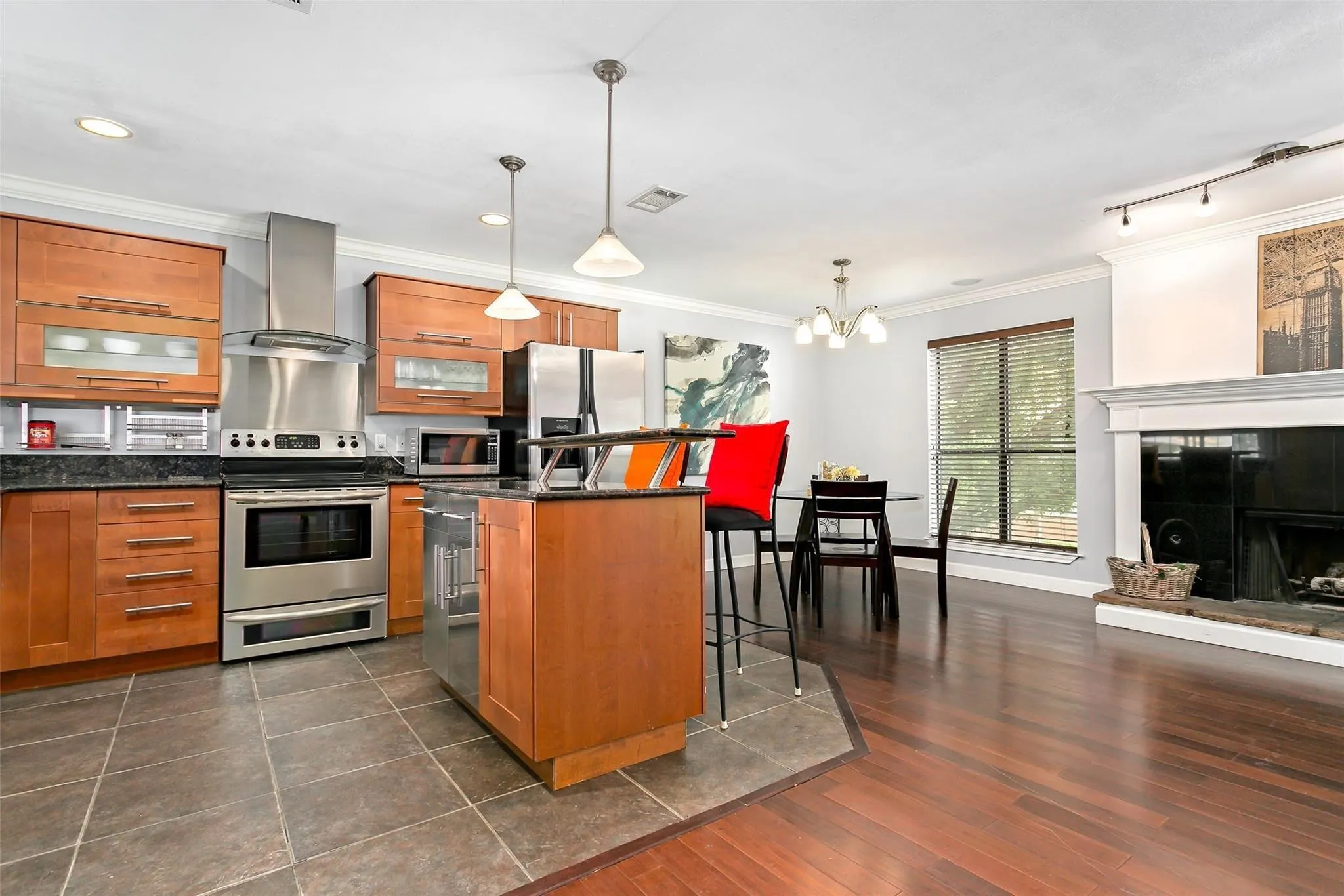 Condominium For Rent in Dallas County , 3314 Douglas Avenue 202, Dallas, Texas 75219, 2 Bedroom, 3 Bathroom, Garage spaces, 1,336 Sqft, built in 1984, mls#21277476, Real Estate Agent in Dallas, Homes For Rent in Dallas county, Homes For Rent in Dallas, Realtor in Dallas Texas, Real Estate Brokerage Independent Realty Texas, Luminita Cordes Realtor