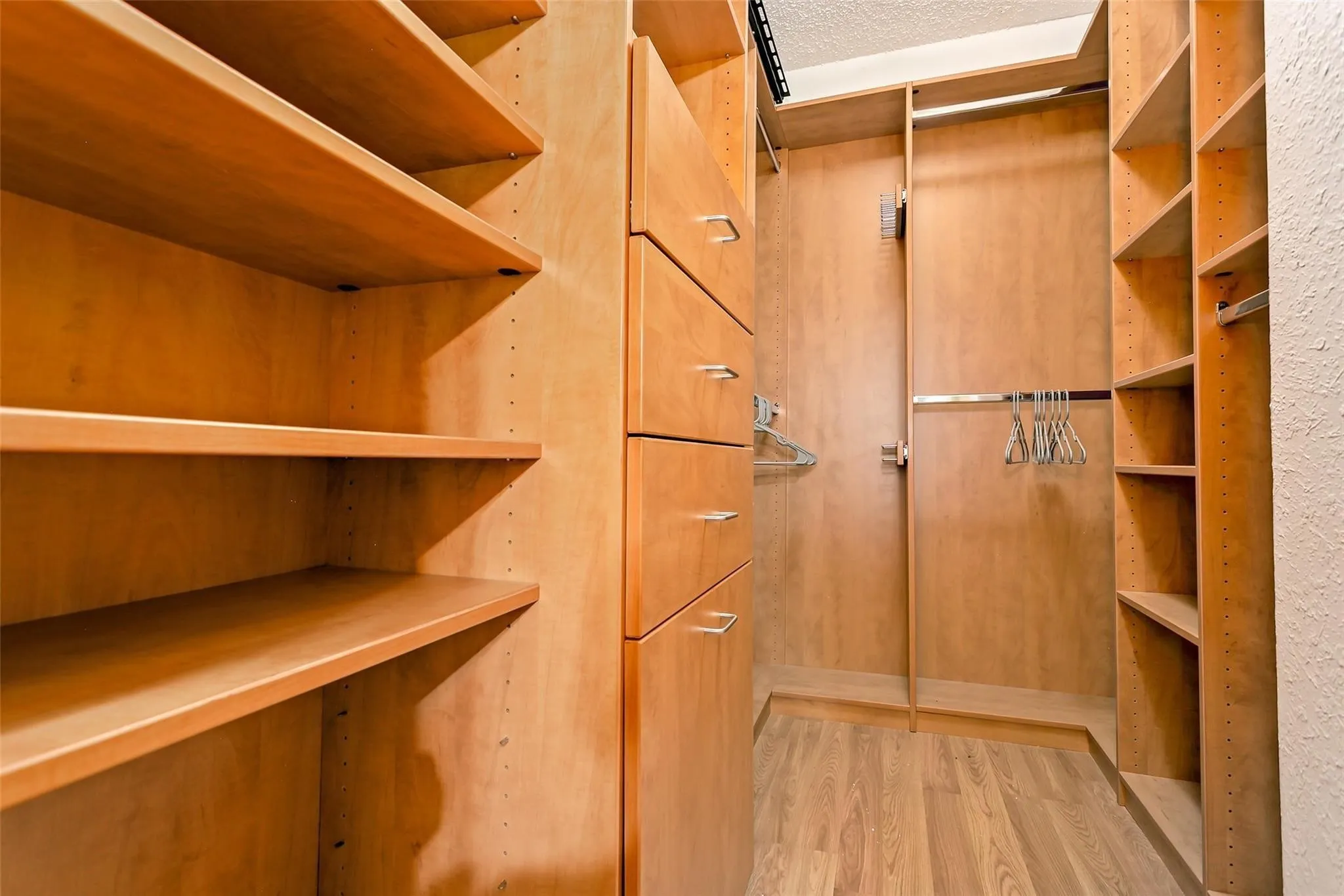 Condominium For Rent in Dallas County , 3314 Douglas Avenue 202, Dallas, Texas 75219, 2 Bedroom, 3 Bathroom, Garage spaces, 1,336 Sqft, built in 1984, mls#21277476, Real Estate Agent in Dallas, Homes For Rent in Dallas county, Homes For Rent in Dallas, Realtor in Dallas Texas, Real Estate Brokerage Independent Realty Texas, Luminita Cordes Realtor