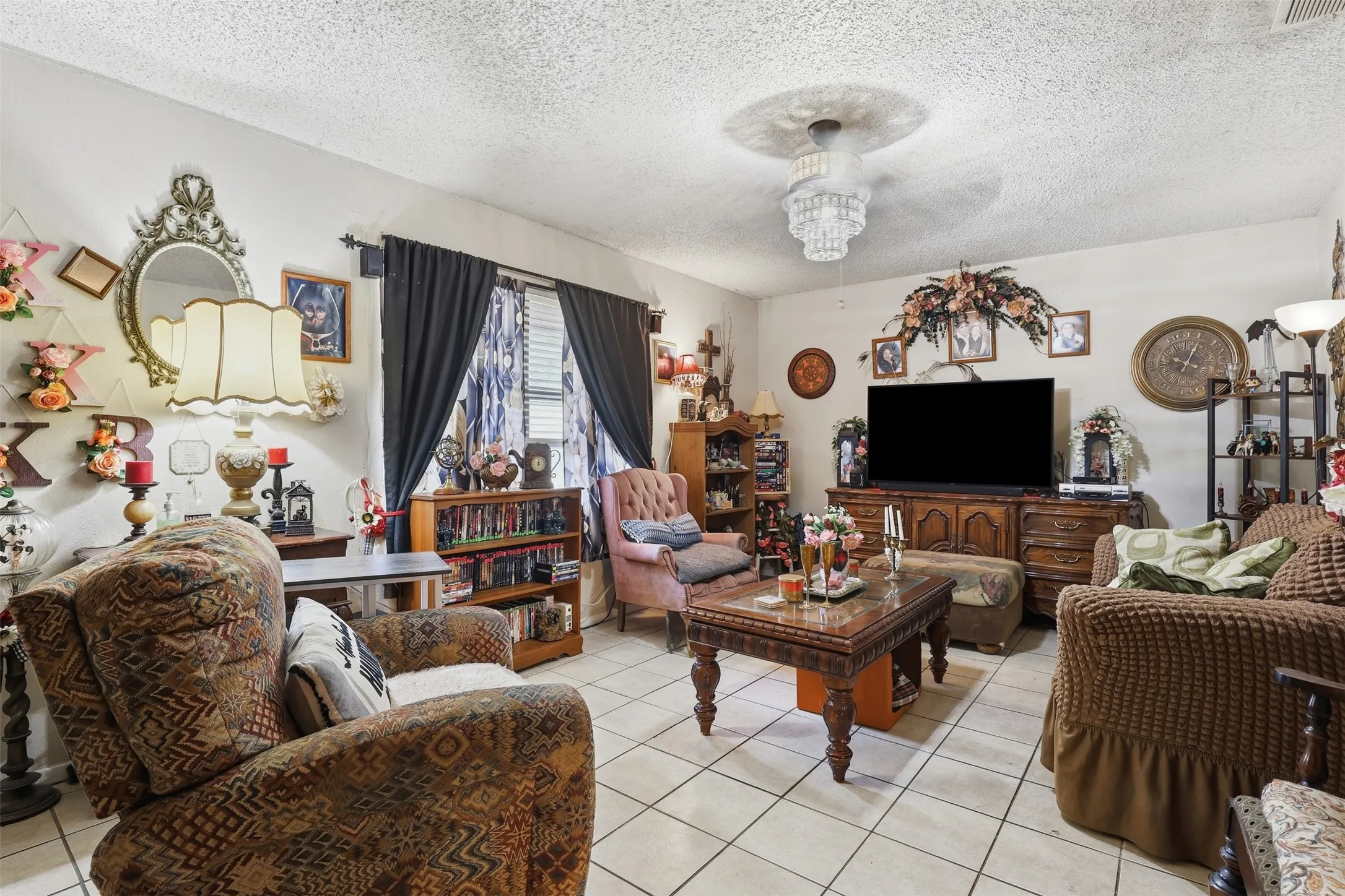 Single Family Residence For Sale in Hood County , 606 E Barton Street, Granbury, Texas 76048, 3 Bedroom, 1 Bathroom, 1 Garage spaces, 1,188 Sqft, built in 1980, mls#21267567, Real Estate Agent in Granbury, Homes For Sale in Hood county, Homes For Sale in Granbury, Realtor in Granbury Texas, Real Estate Brokerage Independent Realty Texas, Luminita Cordes Realtor