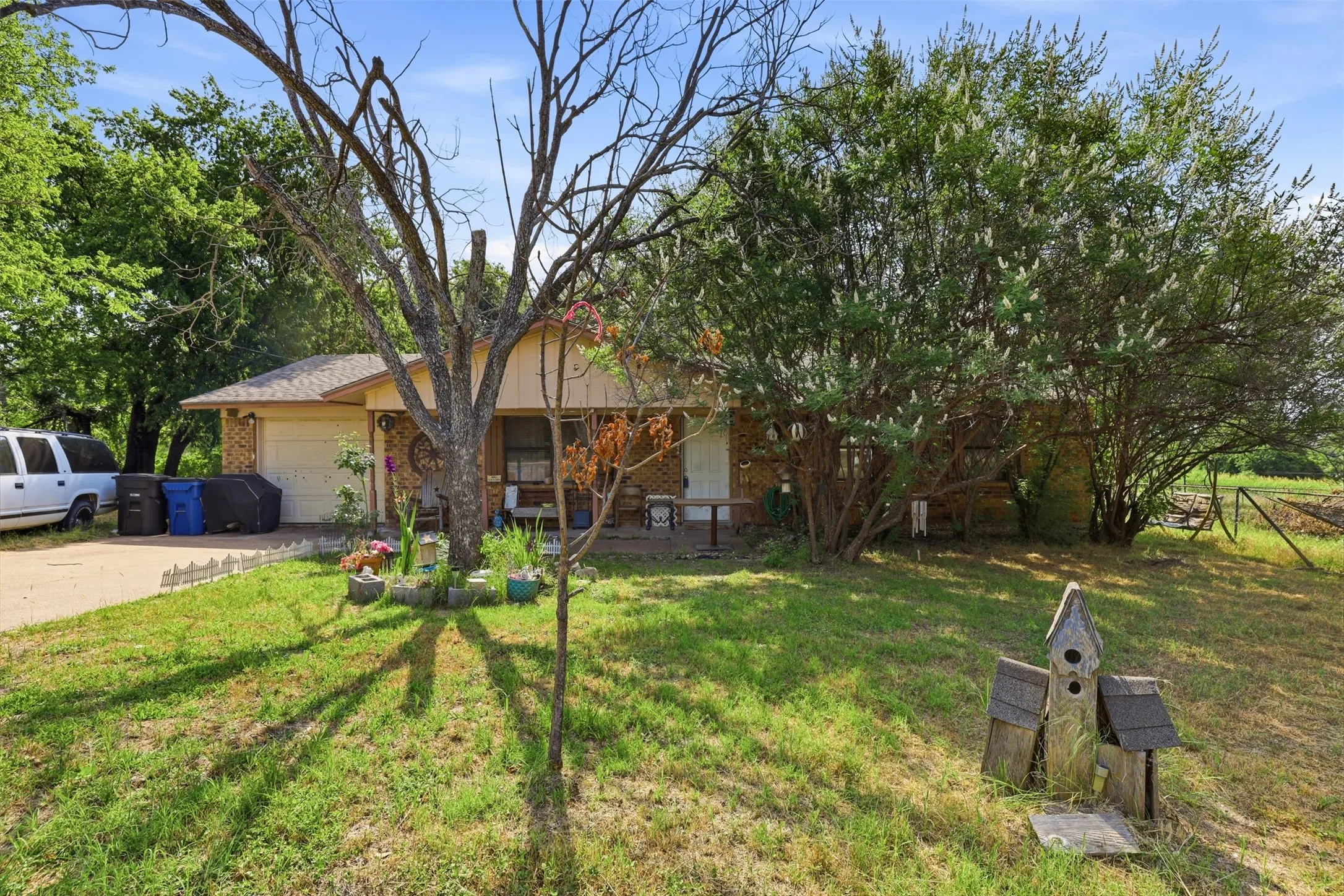 Single Family Residence For Sale in Hood County , 606 E Barton Street, Granbury, Texas 76048, 3 Bedroom, 1 Bathroom, 1 Garage spaces, 1,188 Sqft, built in 1980, mls#21267567, Real Estate Agent in Granbury, Homes For Sale in Hood county, Homes For Sale in Granbury, Realtor in Granbury Texas, Real Estate Brokerage Independent Realty Texas, Luminita Cordes Realtor