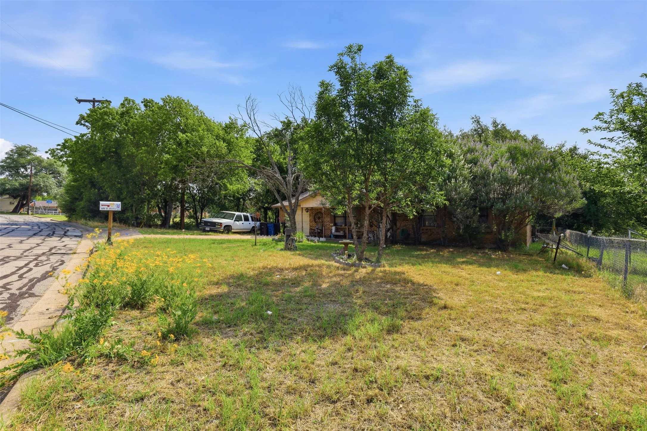 Single Family Residence For Sale in Hood County , 606 E Barton Street, Granbury, Texas 76048, 3 Bedroom, 1 Bathroom, 1 Garage spaces, 1,188 Sqft, built in 1980, mls#21267567, Real Estate Agent in Granbury, Homes For Sale in Hood county, Homes For Sale in Granbury, Realtor in Granbury Texas, Real Estate Brokerage Independent Realty Texas, Luminita Cordes Realtor