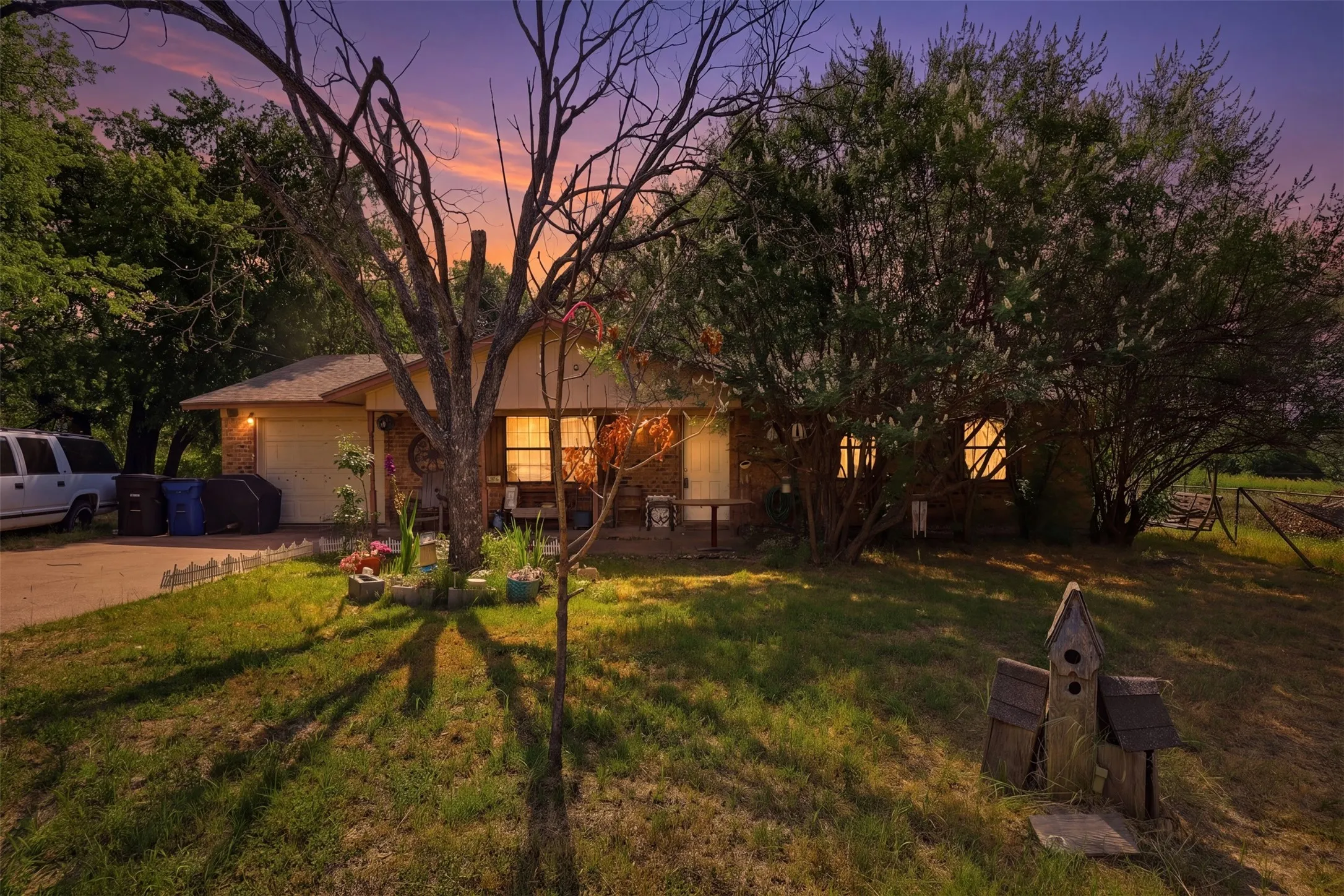 Single Family Residence For Sale in Hood County , 606 E Barton Street, Granbury, Texas 76048, 3 Bedroom, 1 Bathroom, 1 Garage spaces, 1,188 Sqft, built in 1980, mls#21267567, Real Estate Agent in Granbury, Homes For Sale in Hood county, Homes For Sale in Granbury, Realtor in Granbury Texas, Real Estate Brokerage Independent Realty Texas, Luminita Cordes Realtor