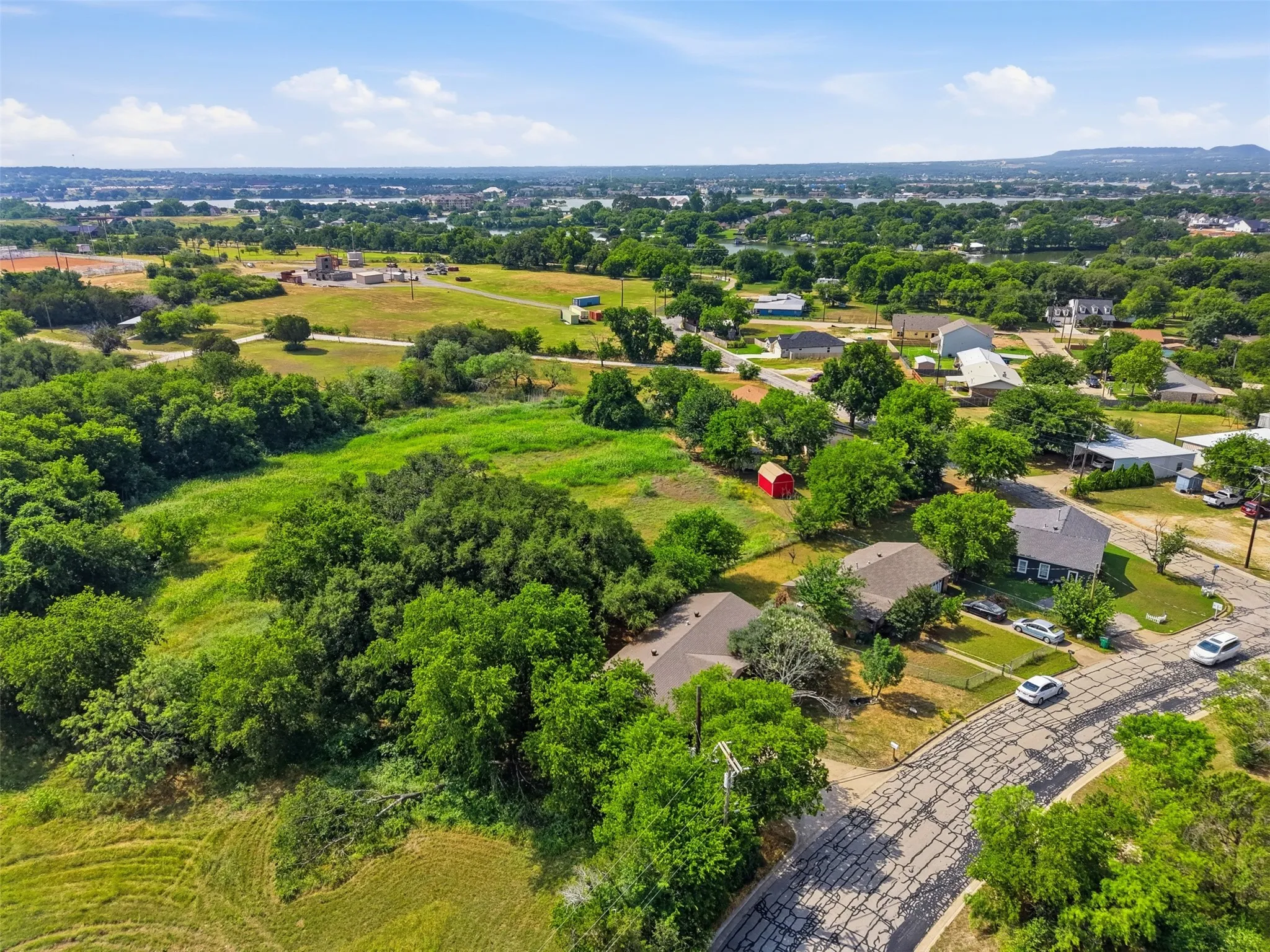Single Family Residence For Sale in Hood County , 606 E Barton Street, Granbury, Texas 76048, 3 Bedroom, 1 Bathroom, 1 Garage spaces, 1,188 Sqft, built in 1980, mls#21267567, Real Estate Agent in Granbury, Homes For Sale in Hood county, Homes For Sale in Granbury, Realtor in Granbury Texas, Real Estate Brokerage Independent Realty Texas, Luminita Cordes Realtor