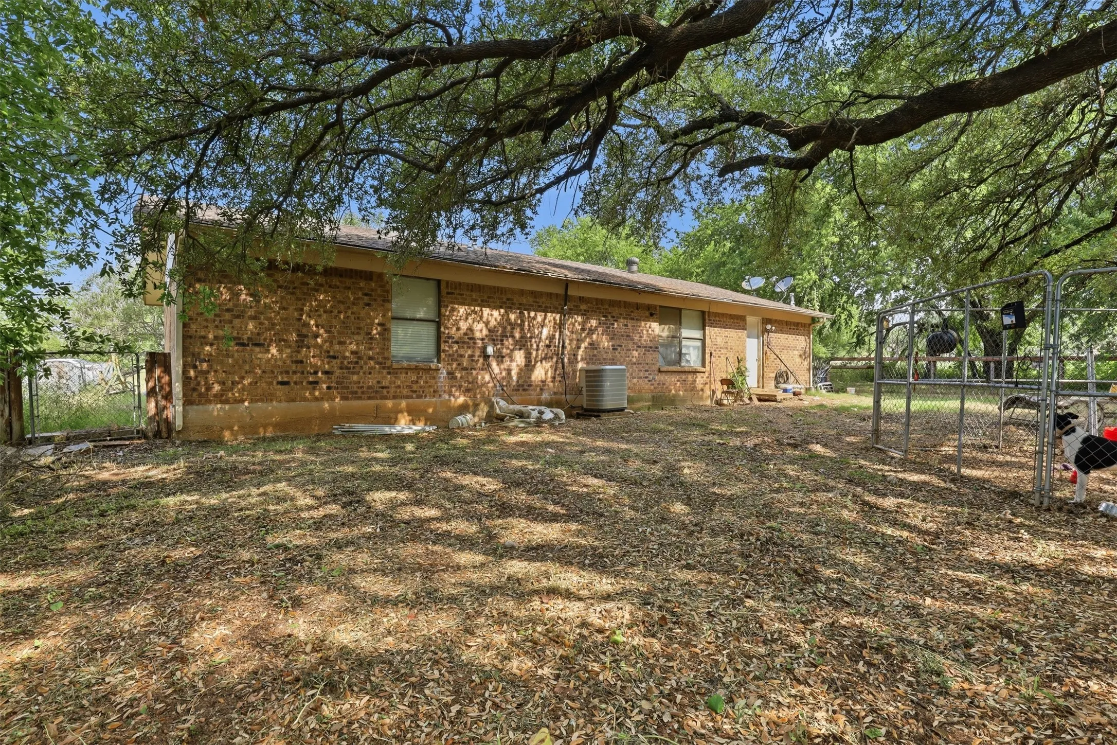 Single Family Residence For Sale in Hood County , 606 E Barton Street, Granbury, Texas 76048, 3 Bedroom, 1 Bathroom, 1 Garage spaces, 1,188 Sqft, built in 1980, mls#21267567, Real Estate Agent in Granbury, Homes For Sale in Hood county, Homes For Sale in Granbury, Realtor in Granbury Texas, Real Estate Brokerage Independent Realty Texas, Luminita Cordes Realtor