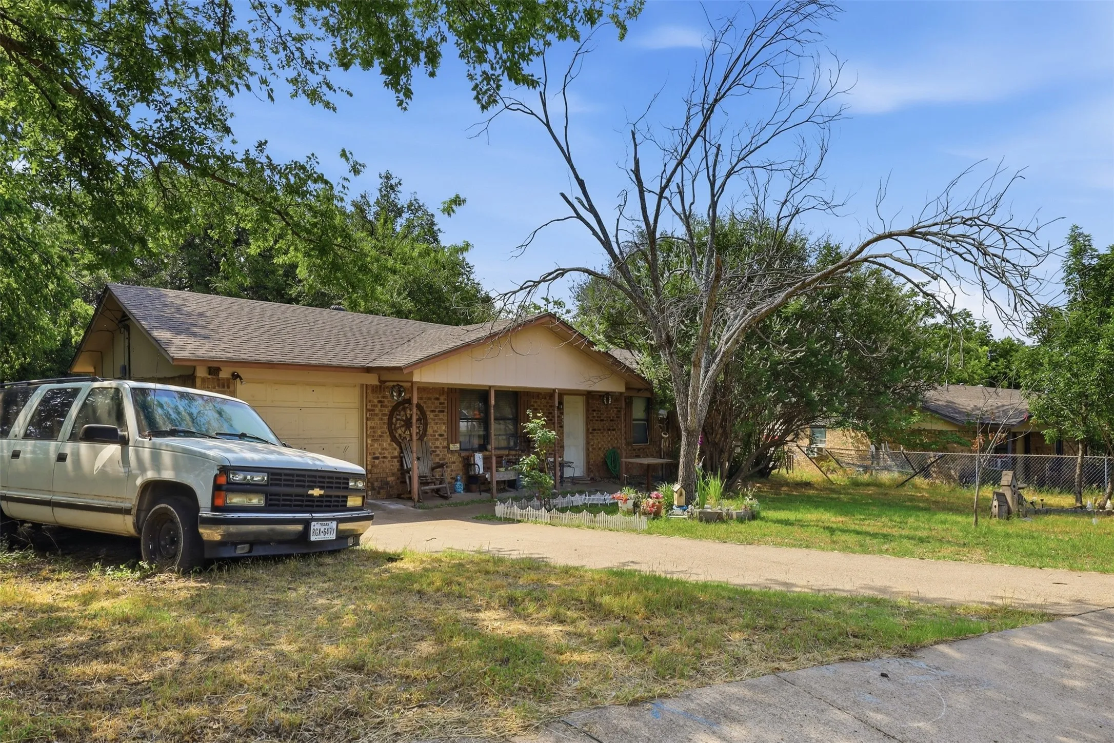 Single Family Residence For Sale in Hood County , 606 E Barton Street, Granbury, Texas 76048, 3 Bedroom, 1 Bathroom, 1 Garage spaces, 1,188 Sqft, built in 1980, mls#21267567, Real Estate Agent in Granbury, Homes For Sale in Hood county, Homes For Sale in Granbury, Realtor in Granbury Texas, Real Estate Brokerage Independent Realty Texas, Luminita Cordes Realtor