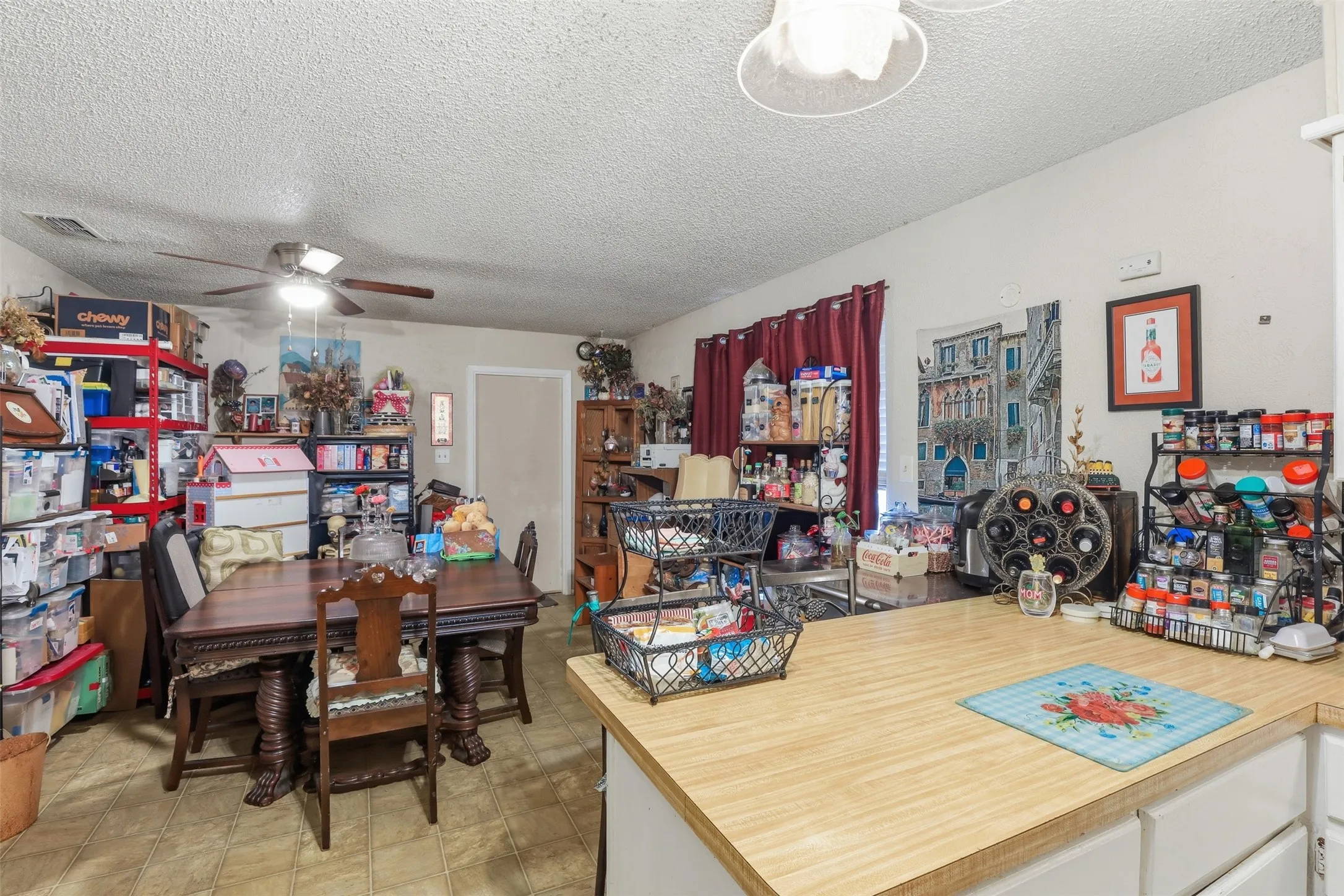 Single Family Residence For Sale in Hood County , 606 E Barton Street, Granbury, Texas 76048, 3 Bedroom, 1 Bathroom, 1 Garage spaces, 1,188 Sqft, built in 1980, mls#21267567, Real Estate Agent in Granbury, Homes For Sale in Hood county, Homes For Sale in Granbury, Realtor in Granbury Texas, Real Estate Brokerage Independent Realty Texas, Luminita Cordes Realtor