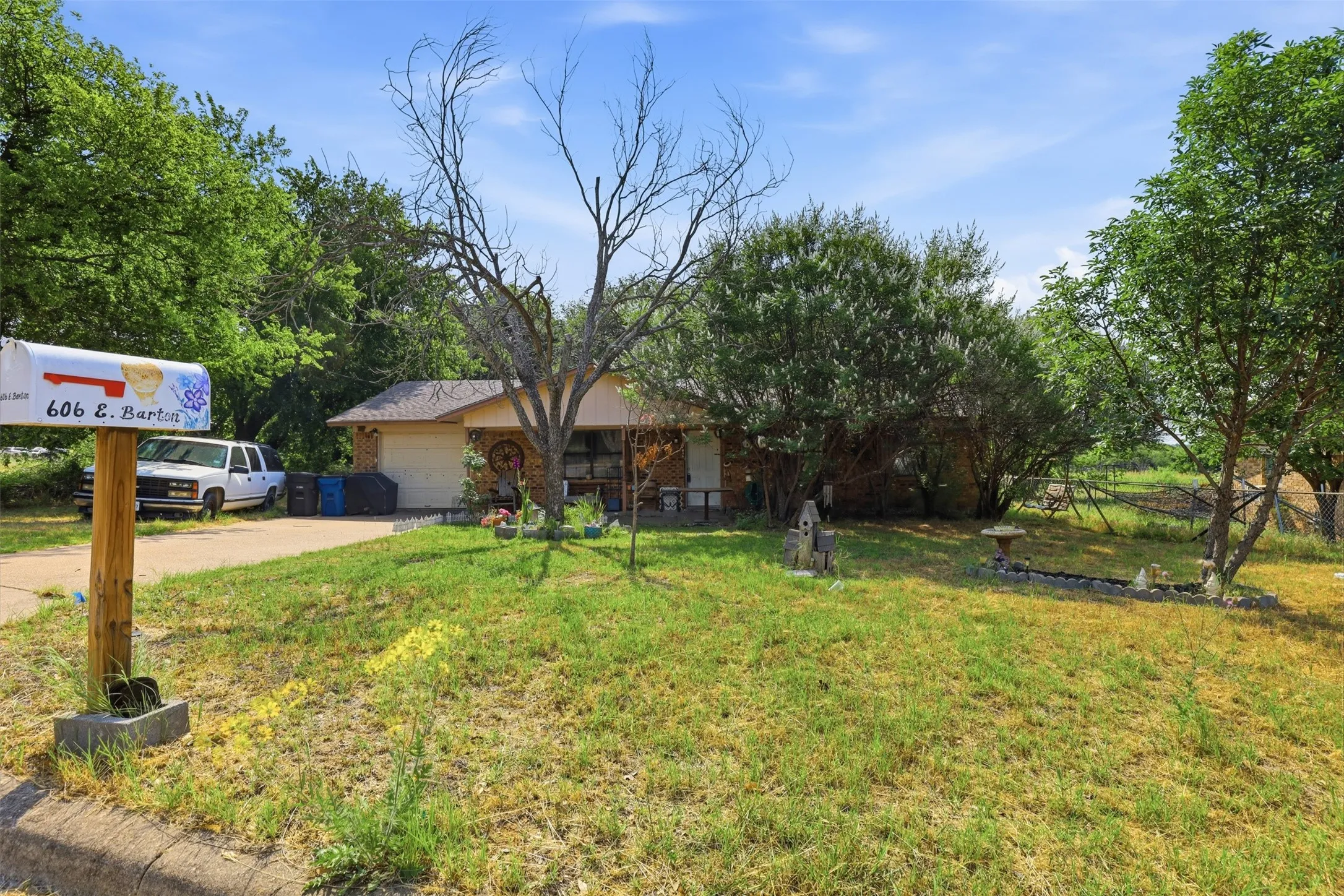 Single Family Residence For Sale in Hood County , 606 E Barton Street, Granbury, Texas 76048, 3 Bedroom, 1 Bathroom, 1 Garage spaces, 1,188 Sqft, built in 1980, mls#21267567, Real Estate Agent in Granbury, Homes For Sale in Hood county, Homes For Sale in Granbury, Realtor in Granbury Texas, Real Estate Brokerage Independent Realty Texas, Luminita Cordes Realtor