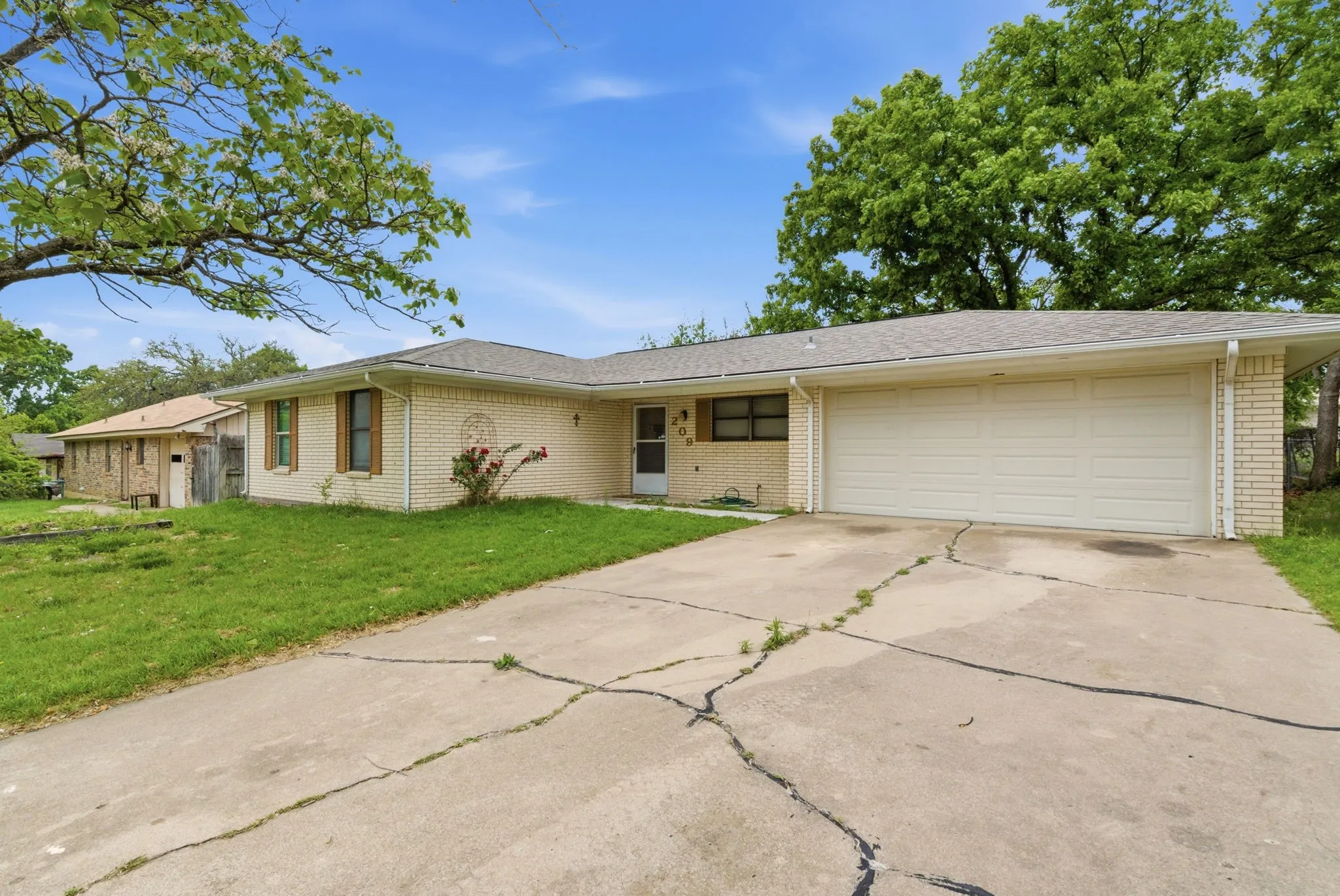 For Sale in Erath County , 209 Moonlight- Trail, Stephenville, Texas 76401, 3 Bedroom, 2 Bathroom, 2 Garage spaces, 0 Sqft, built in 1981, mls#21276346, Real Estate Agent in Stephenville, Homes For Sale in Erath county, Homes For Sale in Stephenville, Realtor in Stephenville Texas, Real Estate Brokerage Independent Realty Texas, Luminita Cordes Realtor