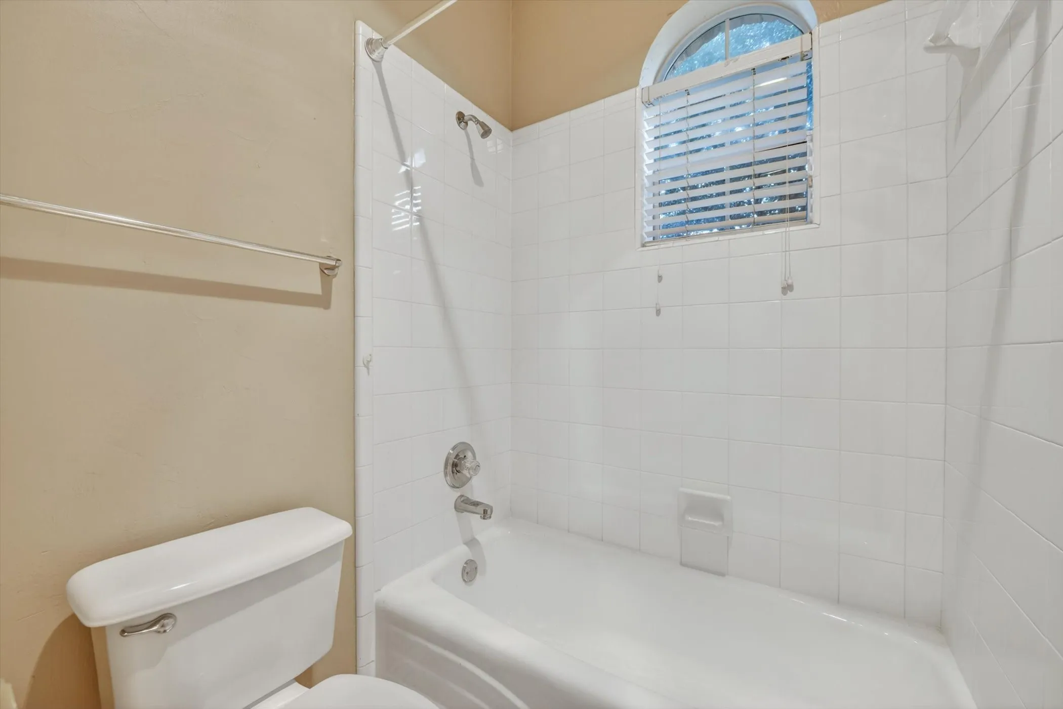 Single Family Residence For Rent in Tarrant County , 914 Dove Creek Trail, Southlake, Texas 76092, 5 Bedroom, 4 Bathroom, 2 Garage spaces, 3,151 Sqft, built in 1998, mls#21274710, Real Estate Agent in Southlake, Homes For Rent in Tarrant county, Homes For Rent in Southlake, Realtor in Southlake Texas, Real Estate Brokerage Independent Realty Texas, Luminita Cordes Realtor