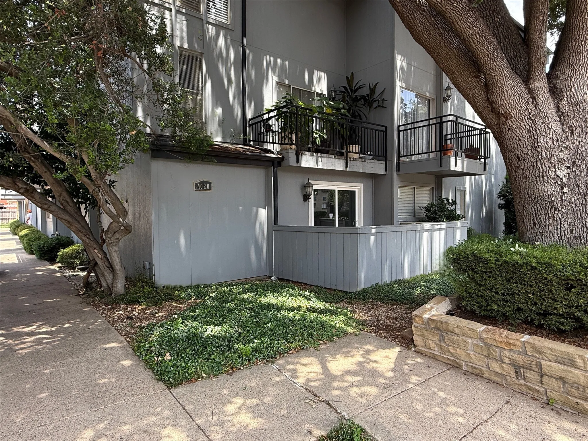 Condominium For Sale in Dallas County , 4020 Holland Avenue 106, Dallas, Texas 75219, 1 Bedroom, 1 Bathroom, Garage spaces, 591 Sqft, built in 1970, mls#21276708, Real Estate Agent in Dallas, Homes For Sale in Dallas county, Homes For Sale in Dallas, Realtor in Dallas Texas, Real Estate Brokerage Independent Realty Texas, Luminita Cordes Realtor