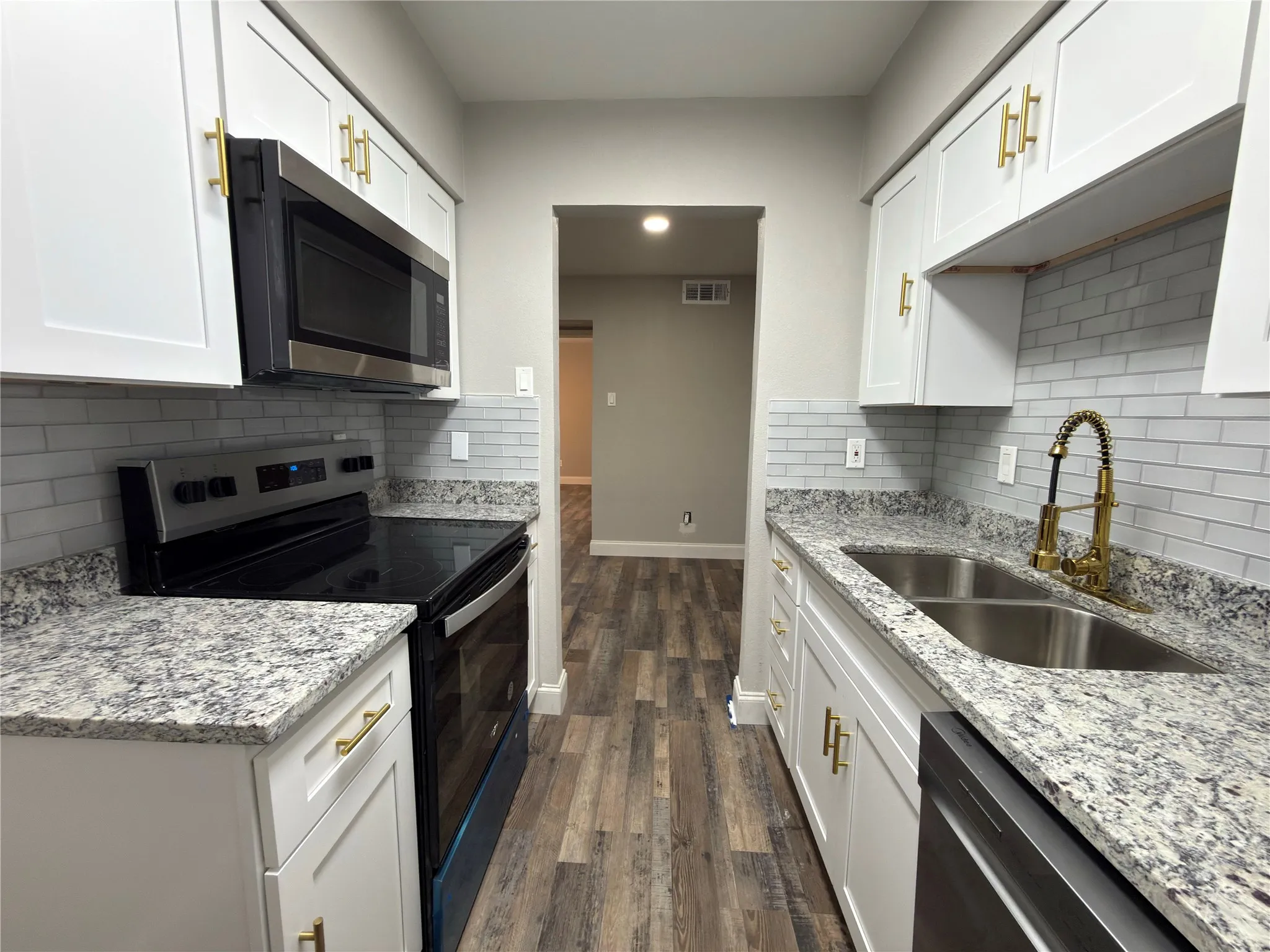 Condominium For Sale in Dallas County , 4020 Holland Avenue 106, Dallas, Texas 75219, 1 Bedroom, 1 Bathroom, Garage spaces, 591 Sqft, built in 1970, mls#21276708, Real Estate Agent in Dallas, Homes For Sale in Dallas county, Homes For Sale in Dallas, Realtor in Dallas Texas, Real Estate Brokerage Independent Realty Texas, Luminita Cordes Realtor