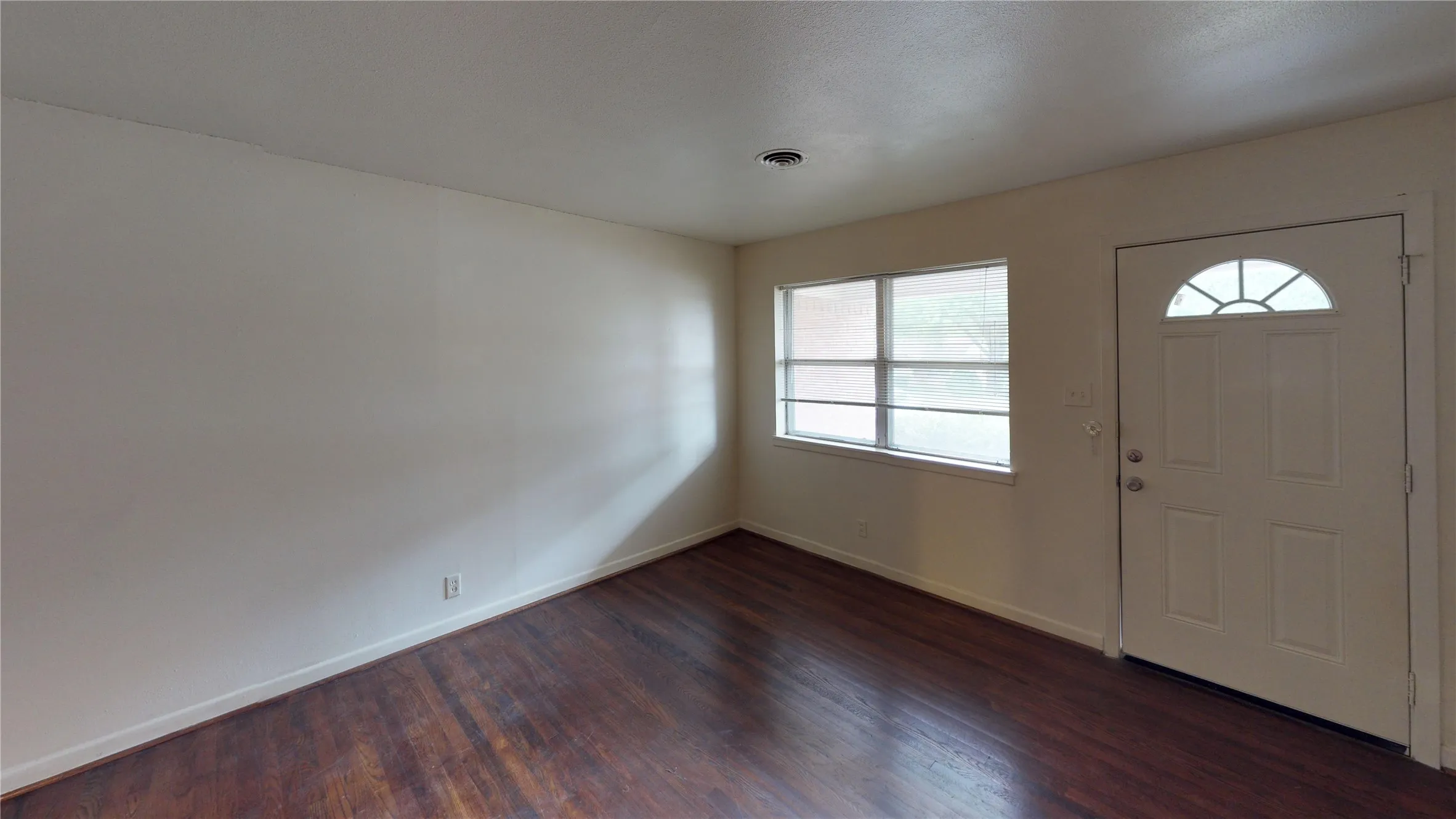 Single Family Residence For Sale in Denton County , 1705 Crescent Street, Denton, Texas 76201, 3 Bedroom, 2 Bathroom, 2 Garage spaces, 1,232 Sqft, built in 1958, mls#21277558, Real Estate Agent in Denton, Homes For Sale in Denton county, Homes For Sale in Denton, Realtor in Denton Texas, Real Estate Brokerage Independent Realty Texas, Luminita Cordes Realtor