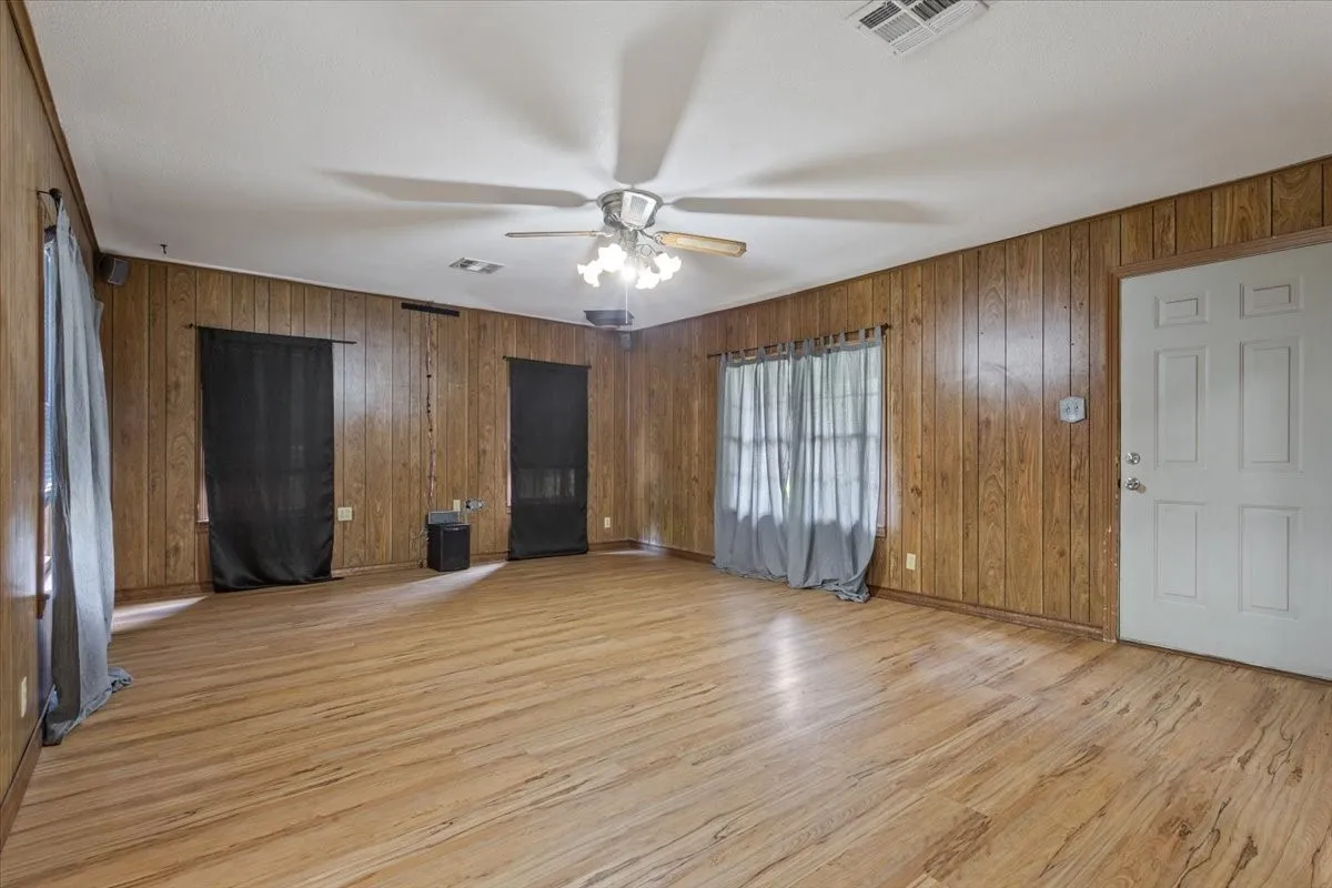 Single Family Residence For Sale in Bosque County , 802 Avenue A, Valley Mills, Texas 76689, 2 Bedroom, 1 Bathroom, Garage spaces, 1,236 Sqft, built in 1950, mls#21276848, Real Estate Agent in Valley Mills, Homes For Sale in Bosque county, Homes For Sale in Valley Mills, Realtor in Valley Mills Texas, Real Estate Brokerage Independent Realty Texas, Luminita Cordes Realtor